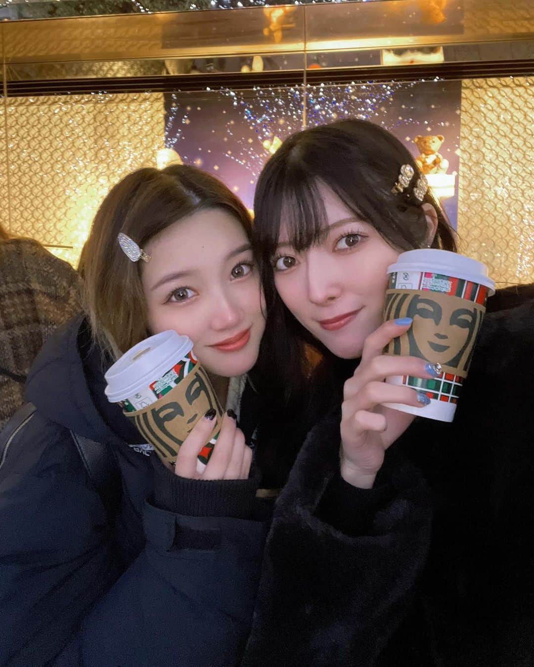 久保玲奈のインスタグラム：「美愛とイルミネーション✦✦ 毎年恒例行事なのです( ఠఠ͜ఠ )ﾌﾌﾌ… 今年もありがとう~❤︎" (冬の久保は基本鼻が赤いです、見慣れてください)」