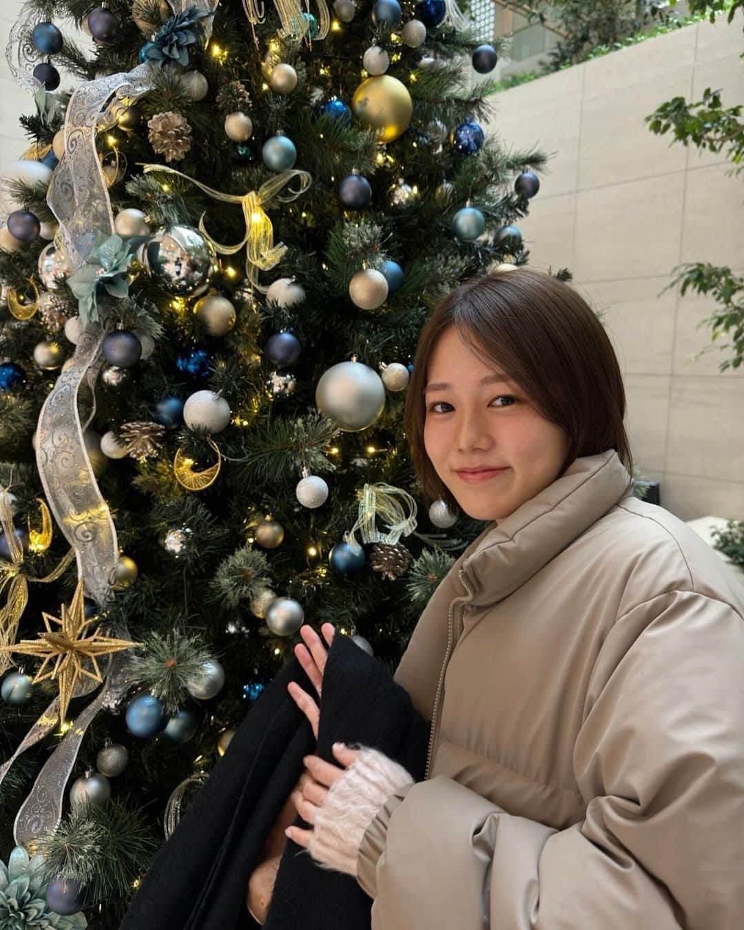 川口葵のインスタグラム：「. クリスマスツリーと🎄 ひと足先にクリスマス気分味わえました🧑🏻‍🎄✨♡ 寒さ対策したら電車は暑かった🤣  #あおいのふく #ツリーとあおい」