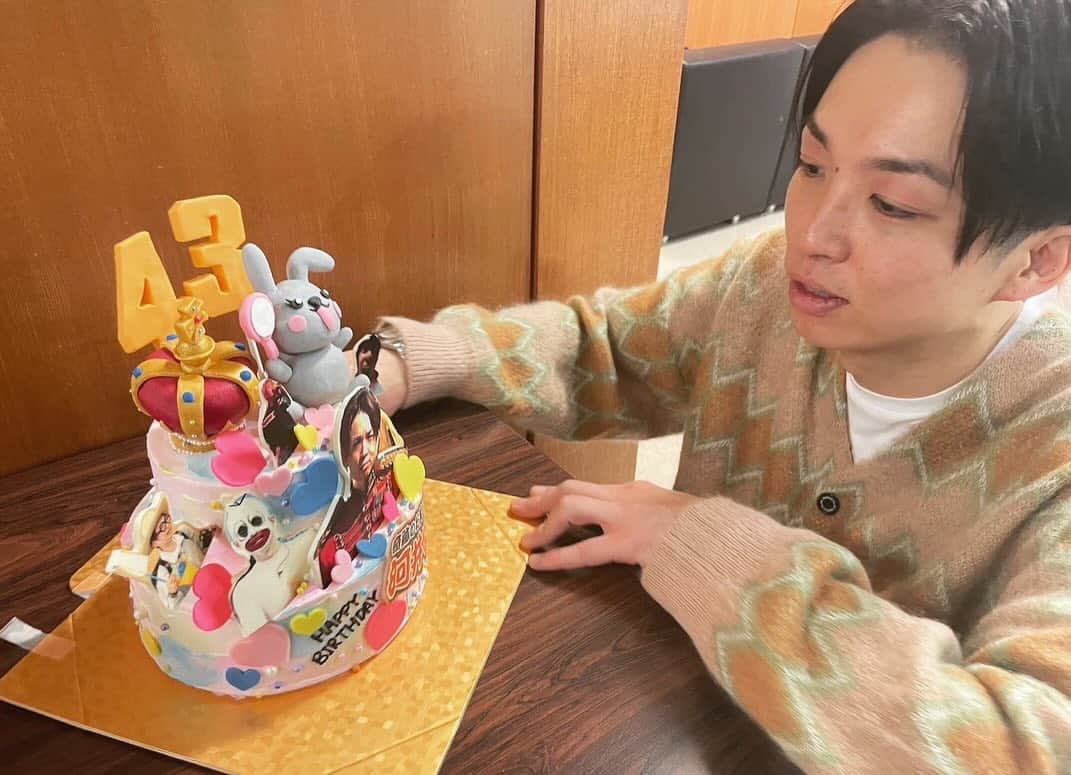 河井ゆずるさんのインスタグラム写真 - (河井ゆずるInstagram)「43歳の誕生日はラヴィットでお祝いして頂きました。こんな僕みたいなもんの誕生日を1時間も生放送で取り上げて頂いて感謝しかありません。  お付き合い頂いた演者の皆さん、そして色々要望を叶えて下さったスタッフさん、観て下さった皆さん、本当にありがとうございました！！  M-1も色々と応援して下さった皆さん、すいません！今年はとりあえず残った皆を応援しつつ、また1からやります！  43歳も最高の一年にします！！！」11月28日 20時46分 - kawaiyuzuru