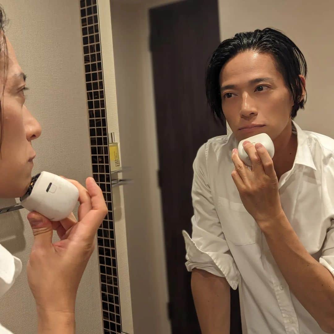 久保裕丈のインスタグラム：「久保のガチ愛用品のご紹介。  紹介するのは、パナソニック ラムダッシュ パームイン ES-PV6Aです。 こちら、写真から伝わる様にめちゃくちゃコンパクトなんですけども、剃り味と肌への優しさを両立させた製品です。 小さいからといって、決して携帯用ではなく、久保は自宅でも毎日使用しています。 今回、PRとして製品をご提供いただいてしまいましたが、、、もともとマジで利用させてもらっていた製品です笑   もともと、十年近くパナソニックさんのシェーバーの剃り味が好きで、基本的には最上位の機種を色々と使ってきていますが、それと全く遜色ないほどの深剃りができると感じます。   しかもこの製品には、泡メイキングモードというのもあるんです。  これは、、、マニアックなのであんまり使っている人いないと思うのですが、洗顔剤の泡立て機能もついていて、これ使うとめちゃくちゃ洗顔が泡立つのです！久保は、それを顔につけて洗顔しつつ髭剃りもしています。もちろん、防水なので丸洗いも◎  後は、インテリアに馴染むデザインもめちゃくちゃお気に入りで、 2024年1月15日(月) までにラムダッシュ パームイン ES-PV6Aを購入して応募すると、 今回写真に写っている置き台がもらえるみたい！  もちろん、これだけコンパクトなので旅行のときも必ず持っていくんだけど、 持ち運び用のケースがジャストフィット過ぎて清潔に持ち運べるし、 かさばらないので最高！ これからのシェーバーの新しいスタンダードになる！と勝手に思っています笑    #PR #パナソニック #ラムダッシュパームイン」