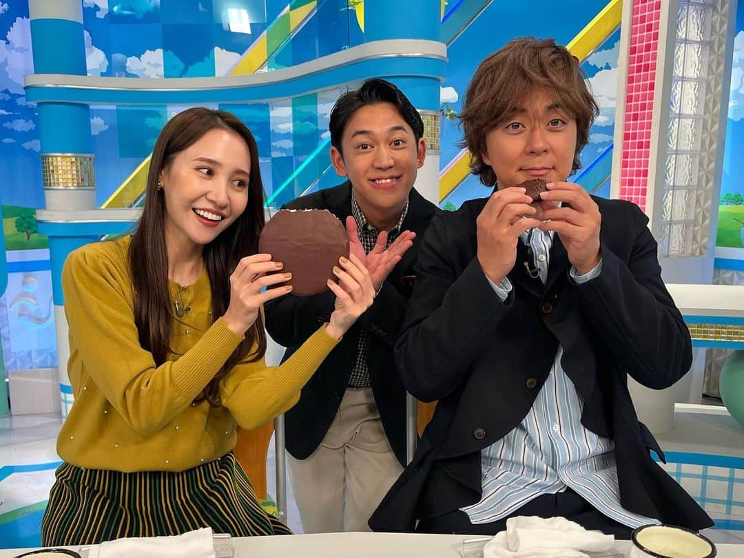 ABCテレビ「おはよう朝日です」のインスタグラム：「毎朝6:40頃にお届けしている 1文字にゅ～す 💬  きょうお届けした｢９｣のにゅ～す🍫  ロッテ の チョコパイ が ホールケーキになって登場🎵  通常のチョコパイと比べると 約９倍の大きさ‼️  スタジオで試食しました😋」