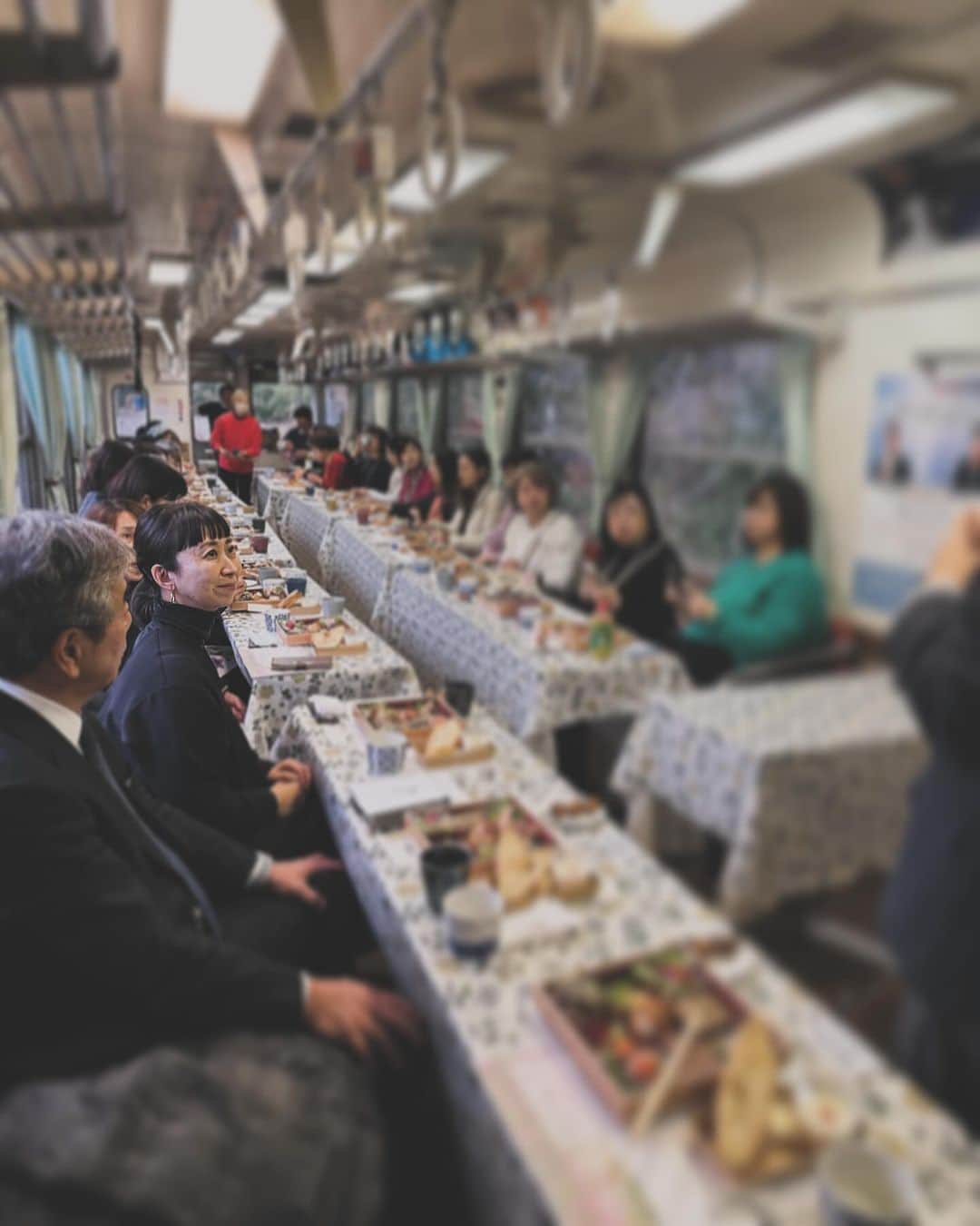 真藤舞衣子のインスタグラム：「「発酵食品サミットin えな」  あっという間に定員になった明知鉄道に乗る「発酵列車」は 美味しい地元のレストラン「AOZOLA」の発酵おつまみに岩村醸造さんのどぶろくや恵那峡ワイナリーのおひさまワインをいただきながら、2号車は小泉武夫先生、金内誠先生、3号車は岡田早苗先生、徳山浩明先生、真藤舞衣子の5名の発酵トークでおもてなし。 (1号車は一般のお客様です)  衝撃だった発酵食品の思い出話しというお題で、幼い頃食べた「めふん」の衝撃の食べ方の話をしたのですが、北海道ではデフォルトだったことが判明笑 2時間ほどの列車の旅、 ご参加いただいたみなさま、ありがとうございました！  #発酵列車　#発酵食品サミットinえな  #発酵食品サミット #車掌気分　#明知鉄道  #極楽駅」