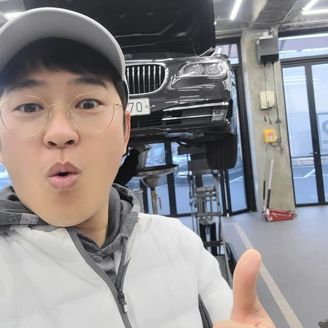 パク・クァンヒョンのインスタグラム：「#매직캡슐 #쓰리엔텍 #BMW #740Li 역시 매직캡슐은 옳다... 벌써 4번째 차량에 장착했다... 첫번째는 구형카니발 휘발유 두번째는 sm525v 세번째는 벤츠w221 S550 v8 5000cc 네번째가 오늘 BMW f바디 6기통 3000cc 터보 엔진에 장착했다...나는 공학박사가 아니라  자세한건 설명할 수 없지만... 자동차의 주행질감이 진짜 부드러워지고... 연비도 체감 가능한 수준으로 개선된다... 혹자들은 차에 이상이 생길거라고 하지만...  그런적이 한 번도 없었다... 오히려 더 좋아 질뿐...  극히 개인적인 의견이니까 참고만하셔용 ㅎㅎㅎ  매직캡슐이 꼭 전세계적으로 뻗어나가길 바라는 마음 뿐이다... 진짜 좋은데... 설명은 각자 검색해 보시길 바랍니다 ㅎㅎㅎ 진짜 돈 값 합니다 ㅎㅎ #박광현 #자동차 #연비절감 #매연감소 #환경보호 #친환경」