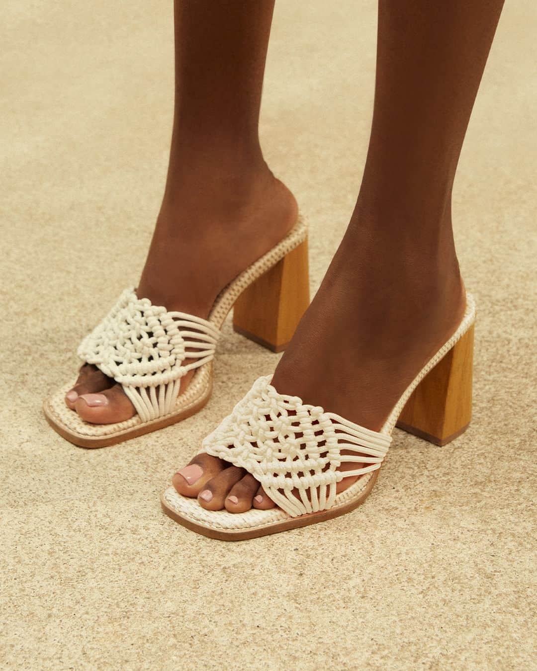 Santa Lollaのインスタグラム：「Para elevar - literalmente - os looks básicos, o mule com cabedal em macramê é aposta certeira. A construção é arrematada com salto revestido em folha de madeira e traz um acabamento mais sofisticado e atual à estética dos naturais. [ 077E.4511.02AE.00EE | R$389,90 ] #santalolla #santalollaverao24 #mule #handmadeinspired」