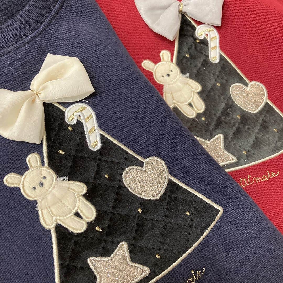 petit mainさんのインスタグラム写真 - (petit mainInstagram)「. 　 　 ▶︎ New Item　  　 先週ご紹介した、オンライン先行発売で大人気の裾フレアのドッキングトレーナーが店頭にも順次入荷中♡  ツリーとカップケーキをモチーフにした1枚でサマになるトレーナーです。 ホリデーシーズンにぴったりなツリーモチーフはいかが？ デイリーにはもちろん、クリスマスパーティ用に、大切な人へのギフトに、今しか着られないデザインで楽しんで♪ 　  アソートモチーフトレーナー 80-130cm 品番：9634218 価格：￥2,860 (税込)  【リンク】サス付きチェックスカート 80-130cm 品番：9634111 価格：￥2,860 (税込) ※店頭販売のみ  ベレー帽 50・52・54㎝ 品番：9633424 価格：￥2,530 (税込)  バレエシューズ 14-18㎝ 品番：9633424 価格：¥3,520(税込) 　 　 　 　 〈ご注意〉 ※写真はサンプルで撮影しています。色・デザインが多少が異なる場合がございます。 ※入荷、在庫状況は店舗によって異なる場合がございます。ご利用の店舗までご確認ください。 ※ナルミヤオンラインでは入荷次第順次発売となります。 入荷、在庫状況について詳しくはナルミヤオンラインまでご確認ください。 ※instagram利用規約に基づき、投稿のコメントを削除させていただく場合がございます。 @narumiyaonline_official 　 #petitmain #プティマイン #プティの新作 #ナルミヤオンライン #narumiyaonline  #むすめふく #むすこーで #女の子コーデ #女の子ママ #男の子コーデ #男の子ママ #子供のいる暮らし #こどもと暮らす #子育てグラム #instafashion #kidscode #キッズコーデ #キッズファッション #子供服 #子供服通販 #リンクコーデ #お揃いコーデ #おでかけコーデ #おでかけグッズ #プティコーデ #クリスマスコーデ」11月28日 21時00分 - petitmain_official