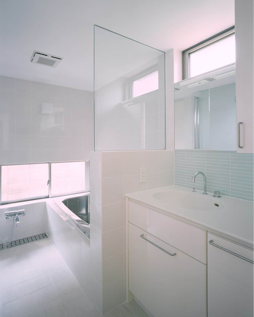 ミサオケンチクラボのインスタグラム：「坊屋敷町の家／洗面脱衣室 洗濯乾燥機は洗面脱衣室を少しでも広く感じられるように洗面台の下にビルトインしています（写っていませんが…??）。 浴室とガラスドアで仕切っているのでさらなる広がりと通風・採光が得られます。 #シンプル #モダン #デザイン #ミニマル #建築 #建築家 #建築家住宅 #注文住宅 #設計事務所 #residence #simple #minimal #architect #architecture #design #home #癒やし#癒し #暮らし #生活 #暮らしを楽しむ #シンプルな暮らし #丁寧な暮らし #浴室 #洗面室」