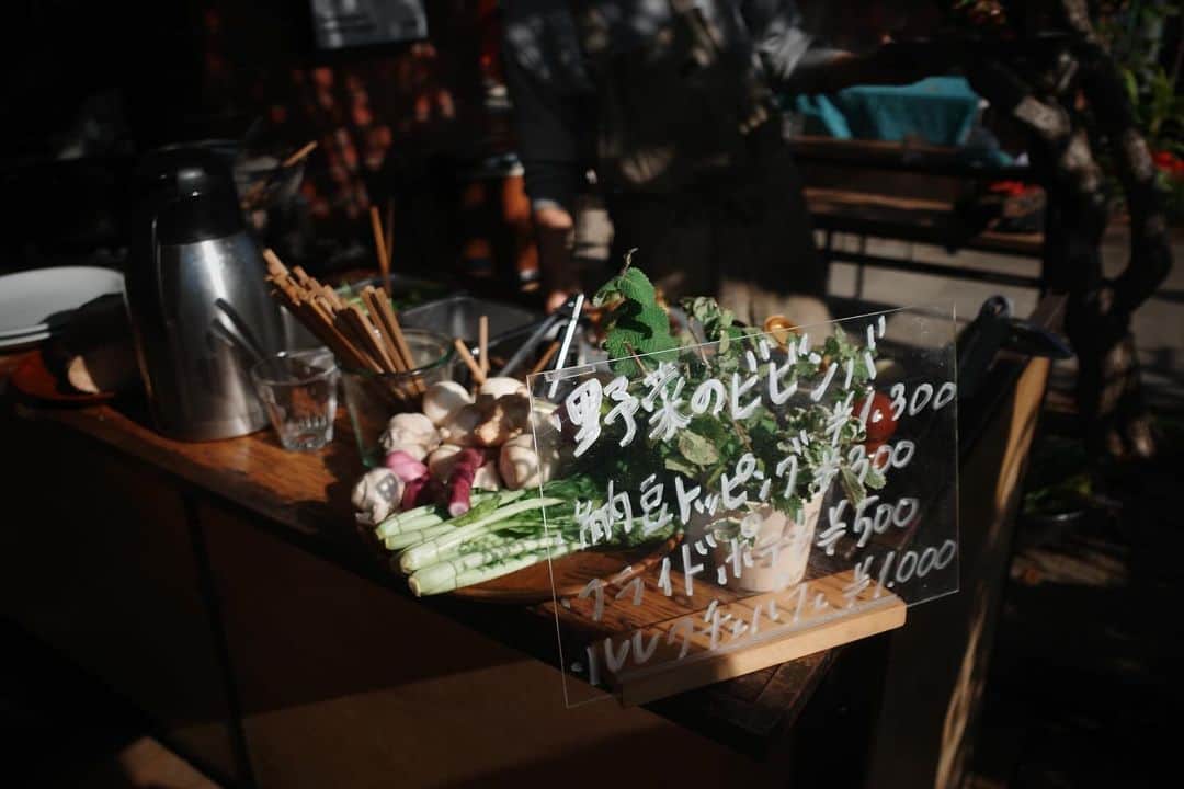 藤田敦子のインスタグラム：「ㅤ さらに足を伸ばして 大大大好き @micotoya さんへ😍  ランチの野菜ビビンバ、美味しすぎて 家で作りたい🥺 (わたるくんに作り方聞けばよかったかな)  自分が家でやるなら ここに厚揚げとか入れたいかもー なんて思いつつ、美味しくいただきました😍  ベジブロスって、野菜くず貯めないとだから 冷凍してためてるねんやー なんて話してたら @wataru_.ito くんが 「そのときあるものだけでも十分美味しいかも。 まあ◯◯さんのお野菜が 入ってるから美味しいのかもだけど🤣」 って話に。  マジでベジブロス好きでたまに仕込むんだが ベジブロスしたい！って日は 野菜たくさん使って その日の野菜くずでやってみよ😍  以上、金継ぎ仲間との大切な時間でした✨」