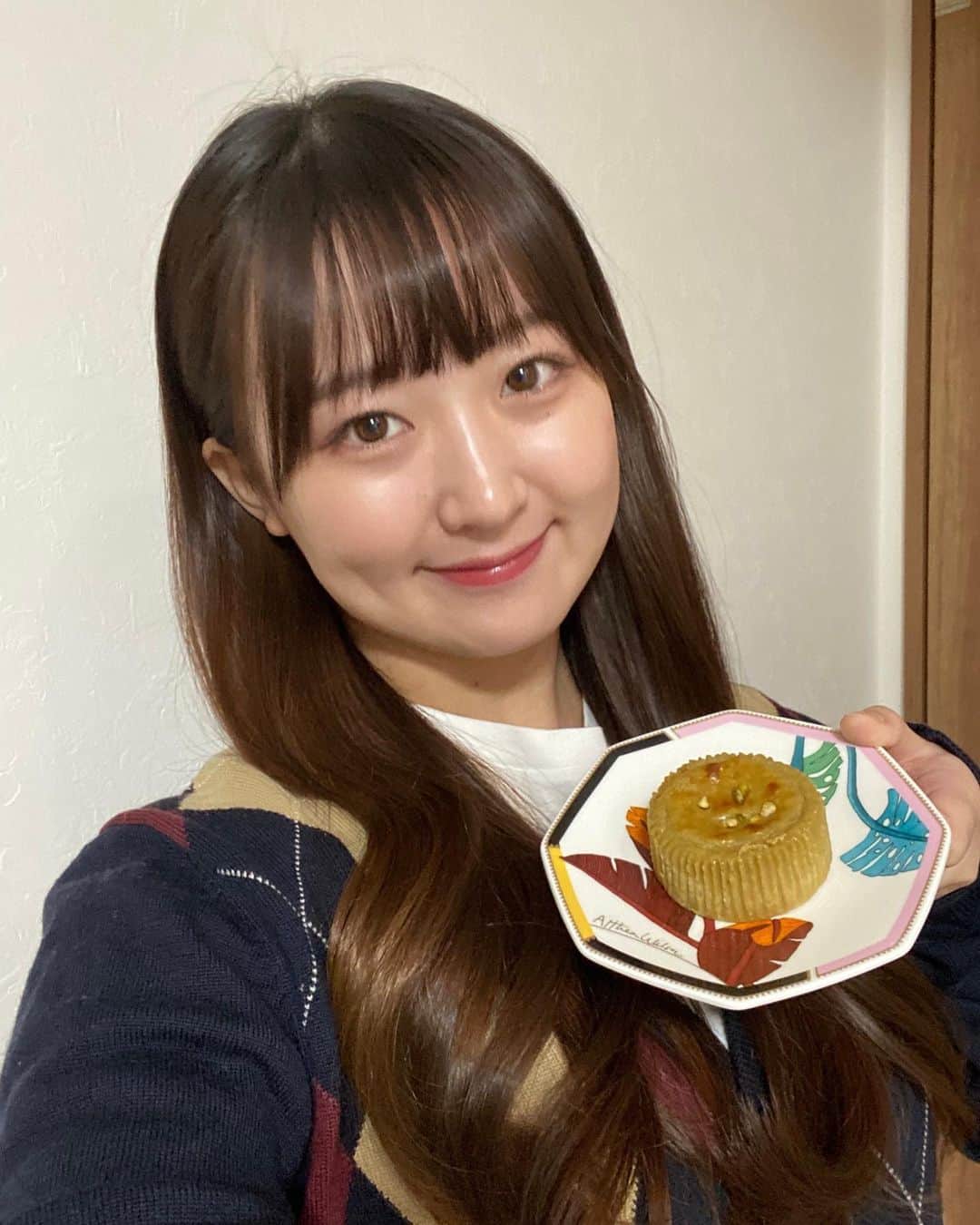 のインスタグラム：「. MAHOROWAのピスタチオのチーズケーキ🧀💚 美味しかった✌️ (髪切る前の写真です✂️)」