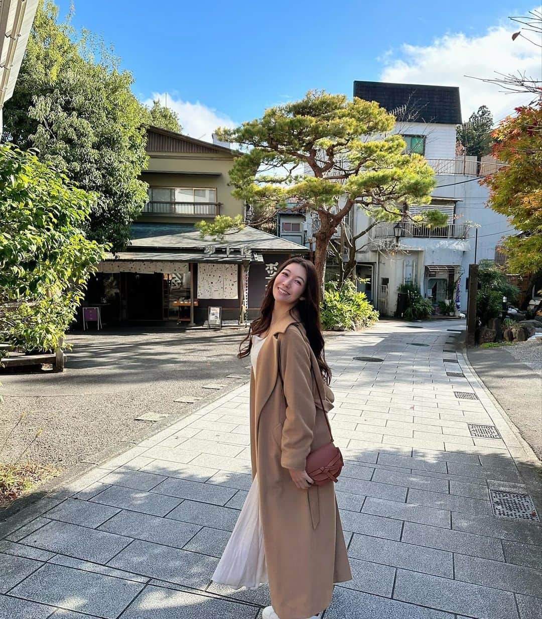 穂川果音のインスタグラム：「湯河原の紅葉見に行った日のコーデ👗  たくさん歩くかなと思い、スニーカーコーデでしたー  coat→ @maxmara  dress→ @snidel_official  shoes→ @louisvuitton  bag→ @loewe   #冬コーデ　#スニーカーコーデ　#fashion #outfits #ootd #winterfashion」