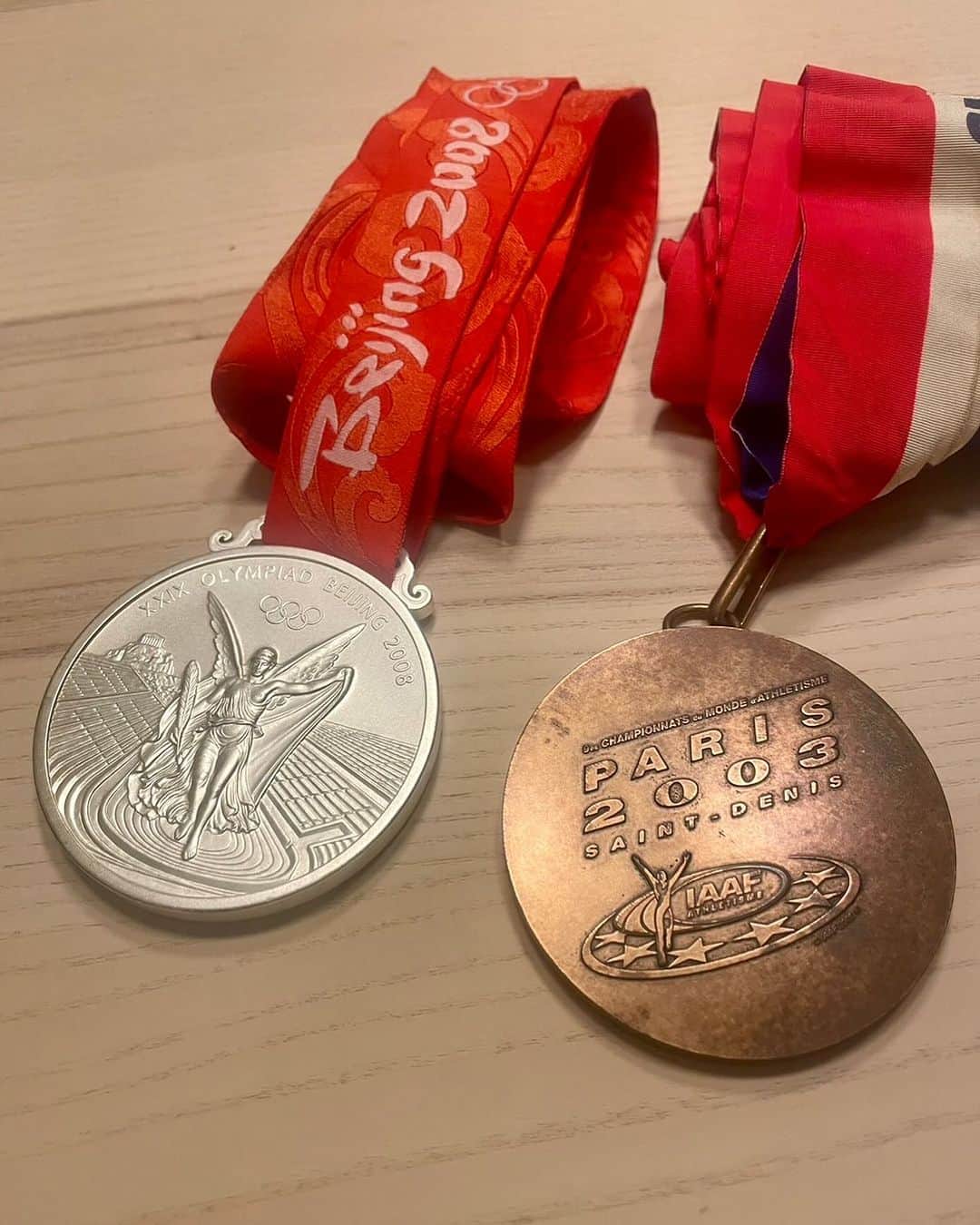 末續慎吾さんのインスタグラム写真 - (末續慎吾Instagram)「⁡ ⁡ ⁡ ⁡ アース。 ⁡ ⁡ ⁡ 僕はね、本当はメダルを目指す事自体は悪いとは思ってないの。 ⁡ それを死にかける程やって、苦しんだりはしたけど、それ自体は悪かったとは今は思ってない。 ⁡ ただ、自分へのメダルの本当の意味がわからない人がメダルを至上にしたり、されたりすると結果的に何も生まないのもまた事実。 ⁡ 本来メダルってのはね、その人間のこれまでを讃え、これまでを証明するもので、究極は「自分を確かめるもの」なの。 ⁡ 肯定も否定もせず「こうだった」と自分への生きた証として持つもの。 ⁡ 少なくとも僕はそうだった。 ⁡ 血と汗と涙の味を知り、逃げないで向き合ってこれた自分がそこにいて、ただそれが自分の誇りになった。 ⁡ 欲しかったのは、メダルに非ず、その心にあった。 ⁡ メダルを目標にする事で、その先に本当に欲しかったのは、ただただ嘘偽り無い本当の自分だけだった。　　 ⁡ かけっこが大好きだから、速くなりたいから、走りたいから。 ⁡ 今の自分の「かけっこ」は、愛おしくてたまらない。 ⁡ ⁡ アース。 ⁡ ⁡ #2つのメダルが教えてくれたのは、愛でした#メダリストの矜持#自由＃かけっこが大好きなんだ#アース＃愛は時に苦しむよね#でも愛してる」11月28日 20時54分 - suetsugu_shingo