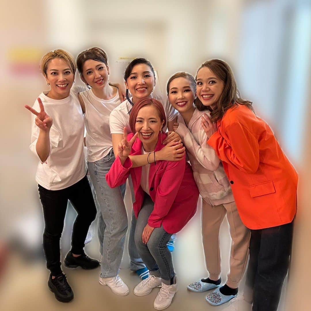 星吹彩翔さんのインスタグラム写真 - (星吹彩翔Instagram)「⁡ ⁡ このご縁と経験は一生の宝✨ ⁡ 尊敬する皆さんとご一緒でき、近くで沢山の事を学ばせていただきました！ それぞれの持っているカラーが合わさった時の空気感は なんともすごく気持ちのいいもので 今このタイミングで皆さんとご一緒できて本当に良かったと感謝の気持ちでいっぱいです！🧡 ⁡ そして、今回2曲振付していただきました Mya先生❣️ @mya_jade  初めましてはハウステンボスで😆🎡 ご縁をいただき感謝しております。 Mya先生の振付、世界観、かっこいいダンスが大好きです💓 新たな夢実現の為、これからも精進します！！ ⁡ 楽屋で全然写真撮る余裕なくて え！撮ってへんやん！撮ろ！！ で、あんると撮れた2ショット🩷🧡 1年ぶりに又一緒に舞台立てて嬉しかった🫶 ⁡ そして当日、まさねぇからみんなに ステキなウェアのプレゼントが…！🥹🎁 嬉しすぎる💕めちゃめちゃ着る！！✨ ありがとうございました🥰 ⁡ ⁡ ⁡ #ガラコンサート　#Specialedition #思い出写真 #大好きなみなさん #また会えますように✨ #ご縁に感謝 #11月も終わるよ🍂 #朝晩寒なってきたよ #本格的に冬がくる❄️ #星吹彩翔 ⁡」11月28日 20時55分 - ayato_hoshibuki