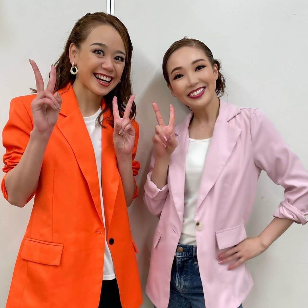 星吹彩翔さんのインスタグラム写真 - (星吹彩翔Instagram)「⁡ ⁡ このご縁と経験は一生の宝✨ ⁡ 尊敬する皆さんとご一緒でき、近くで沢山の事を学ばせていただきました！ それぞれの持っているカラーが合わさった時の空気感は なんともすごく気持ちのいいもので 今このタイミングで皆さんとご一緒できて本当に良かったと感謝の気持ちでいっぱいです！🧡 ⁡ そして、今回2曲振付していただきました Mya先生❣️ @mya_jade  初めましてはハウステンボスで😆🎡 ご縁をいただき感謝しております。 Mya先生の振付、世界観、かっこいいダンスが大好きです💓 新たな夢実現の為、これからも精進します！！ ⁡ 楽屋で全然写真撮る余裕なくて え！撮ってへんやん！撮ろ！！ で、あんると撮れた2ショット🩷🧡 1年ぶりに又一緒に舞台立てて嬉しかった🫶 ⁡ そして当日、まさねぇからみんなに ステキなウェアのプレゼントが…！🥹🎁 嬉しすぎる💕めちゃめちゃ着る！！✨ ありがとうございました🥰 ⁡ ⁡ ⁡ #ガラコンサート　#Specialedition #思い出写真 #大好きなみなさん #また会えますように✨ #ご縁に感謝 #11月も終わるよ🍂 #朝晩寒なってきたよ #本格的に冬がくる❄️ #星吹彩翔 ⁡」11月28日 20時55分 - ayato_hoshibuki