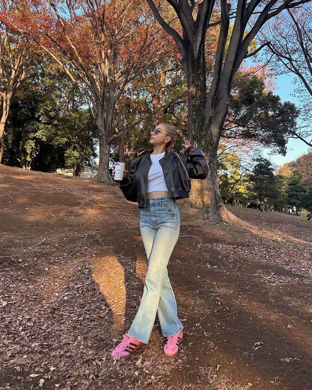 REONAのインスタグラム：「🍂🩷🧁☕️」