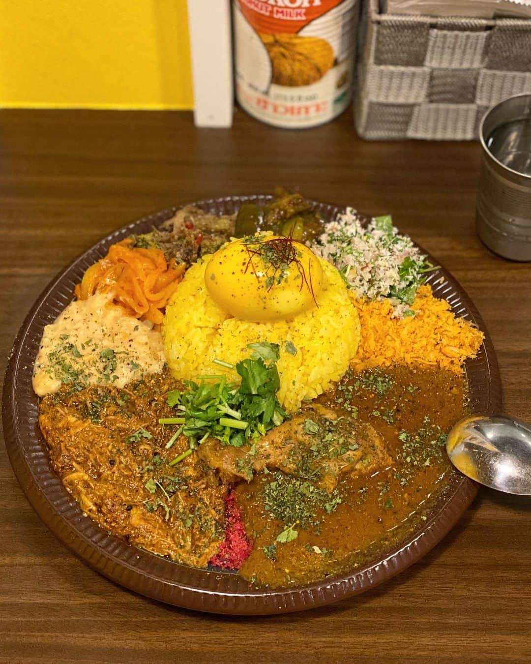 前川由希子のインスタグラム：「香椎の和平カレー🍛 @kzhi.curry.kashii   3種類のカレーから2種類を選択。 私は、 パキスタンカレー 濃厚鶏出汁チキンカレー を選んだけど、 もう一つの豚レモンキーマも全部美味しい！ しっかり辛くて美味しい！ カレー以外も美味しくて、 混ぜ混ぜしながら楽しく完食。  カレーは日替わりだから、 違う味も食べたいっ。  香椎店ができて行きやすくなったー。 うれしい😆  #和平カレー  #和平カレー香椎店  #カレー  #福岡カレー  #福岡グルメ  #香椎グルメ  #香椎カレー  #パキスタンカレー  #鶏出汁チキンカレー  #豚レモンキーマ」