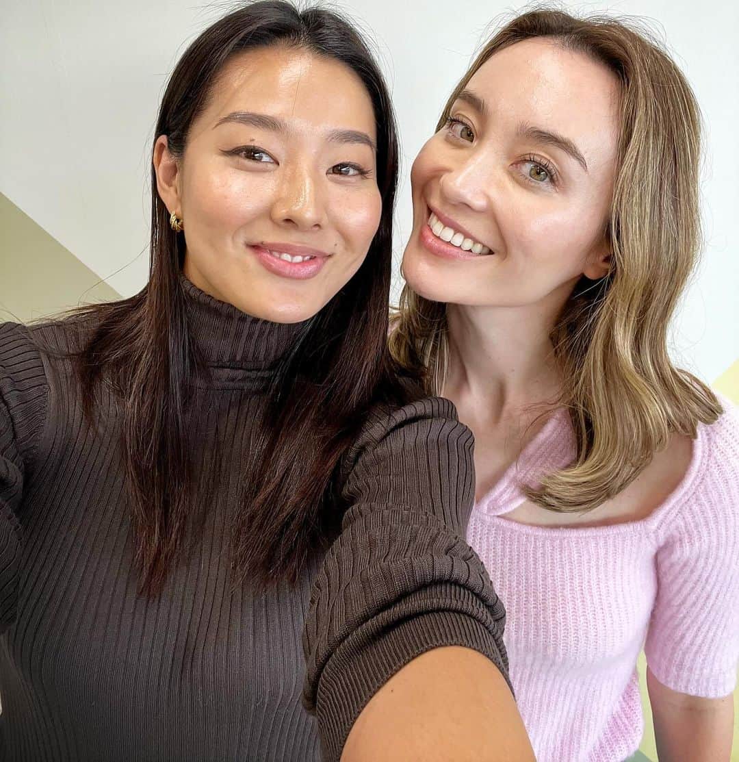 エミ・マイヤーのインスタグラム：「明日、11月29日はGolden Childの日本語バージョン「ゴールデン・チャイルド～旅立ちの時～feat.Sumire」の配信がスタート！友達であり、才能あふれるシンガーのすみれちゃんと一緒に歌ったこの曲、オリジナルとは一味違う癒しのハーモニーが楽しめます。日本語の歌詞は高田漣さんが手掛けています。また、ミュージックビデオも公開されるからね！💓✨  [リンクはプロフィールにも🫶：https://orcd.co/emimeyer_goldenchild_jp ]  ~~~  Hey loves! ✨ Tomorrow, November 29th, marks the release of the Japanese version of Golden Child feat. Sumire. Singing with my talented and sweet friend, this track brings a whole new vibe with our harmonies and her beautiful delivery. The Japanese lyrics are crafted with the amazing Ren Takada. And guess what? We're also dropping the music video! 💖🎶   Check the link in my bio: [https://orcd.co/emimeyer_goldenchild_jp] 🌟💕 #NewMusic #GoldenChildJapanEdition」