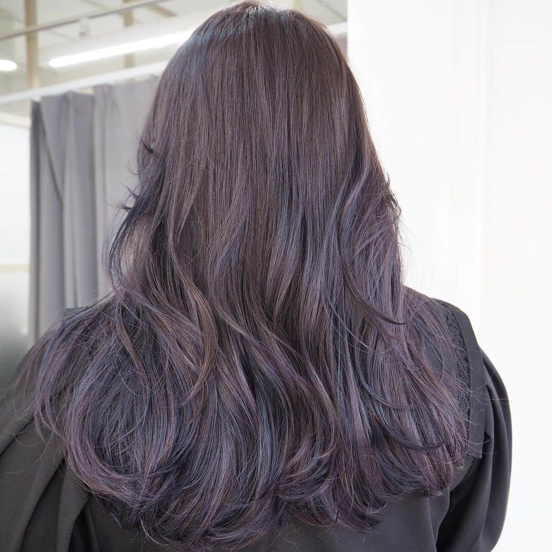 中西結梨花さんのインスタグラム写真 - (中西結梨花Instagram)「lavender gray 🩶💜  お客様から1番人気のお洒落カラー🥣💭  ハイライト入れてるベースです❣️( ３枚目 ) プレミアムケアカラーでツヤツヤに♡✨  色落ちはグレーからのミルクティー、最後はベージュに🤎  時間が経っても周りから褒められるような、 長く楽しめるhairを心がけてます🎀  ご予約はインスタTOPのURLから ネット予約 or メッセージでどうぞ✉️✂️✨  #nakanishi_colo#ふわふわレイヤーカット #透けるグレー#ブリーチ#ブリーチカラー#ハイライト#ハイライトカラー#東京#東京美容室#新宿#新宿美容室#お洒落モテヘア#ラベンダーグレー」11月28日 20時56分 - nakanishi__yurika