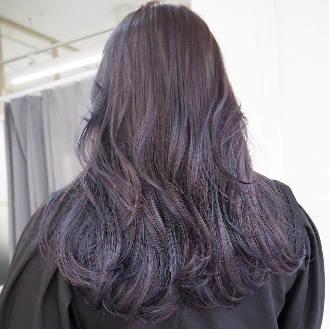 中西結梨花のインスタグラム：「lavender gray 🩶💜  お客様から1番人気のお洒落カラー🥣💭  ハイライト入れてるベースです❣️( ３枚目 ) プレミアムケアカラーでツヤツヤに♡✨  色落ちはグレーからのミルクティー、最後はベージュに🤎  時間が経っても周りから褒められるような、 長く楽しめるhairを心がけてます🎀  ご予約はインスタTOPのURLから ネット予約 or メッセージでどうぞ✉️✂️✨  #nakanishi_colo#ふわふわレイヤーカット #透けるグレー#ブリーチ#ブリーチカラー#ハイライト#ハイライトカラー#東京#東京美容室#新宿#新宿美容室#お洒落モテヘア#ラベンダーグレー」