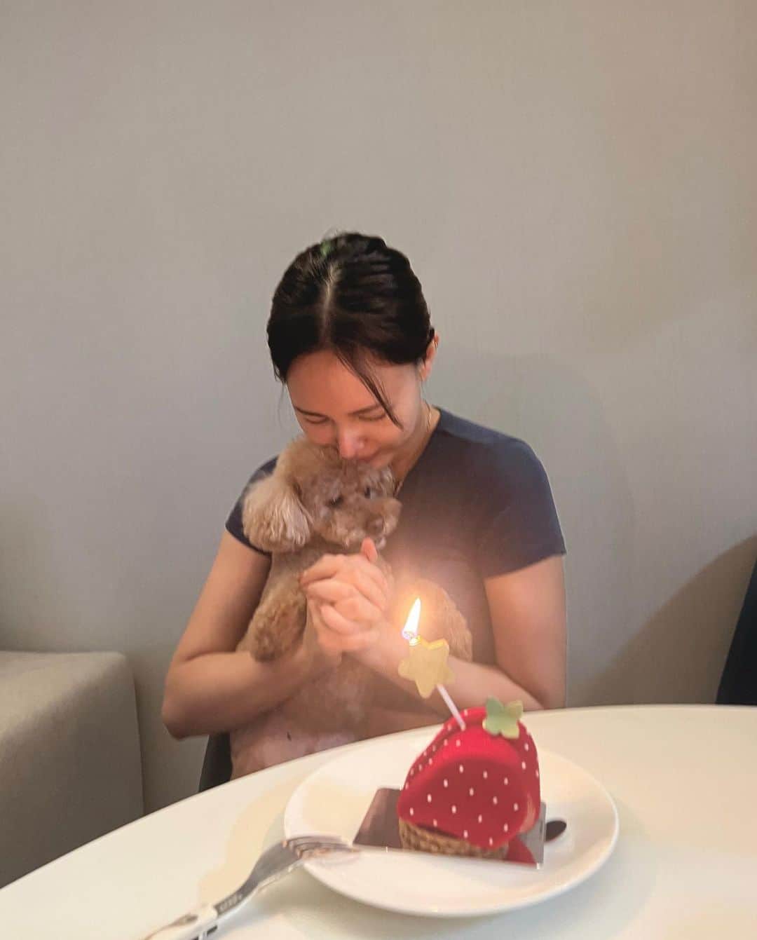 キム・ウンジョンのインスタグラム：「11월28일🎂 1,2 곰돌이케이크는 녹아내리고 살아남은 딸기케이크와 오늘 3 맛있었던 어제의 와인🥂 4, 5, 6 2주전 함께했던 생일파티」