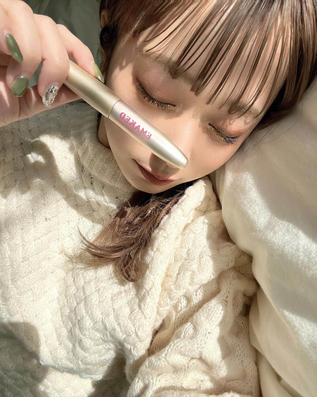 さやべびさんのインスタグラム写真 - (さやべびInstagram)「・ ・ ・ さやべびのまつ毛事情👶🏻  最近使ってる"エマーキット" まつ毛美容液って毛に塗るんじゃなくて根元に塗らないと 意味が無いらしくて塗りやすいエマーキット使ってる！  すごく映えるまつ毛になった気がする〜ᴗ ᴗ͈  EMAKEDって反対から読むとDEKAMEになるんだよ◎  "たちまちDEKAME"  ・  #エマーキット #EMAKED #DEKAME #まつ毛美容液#pr」11月28日 20時57分 - _.sayababy._