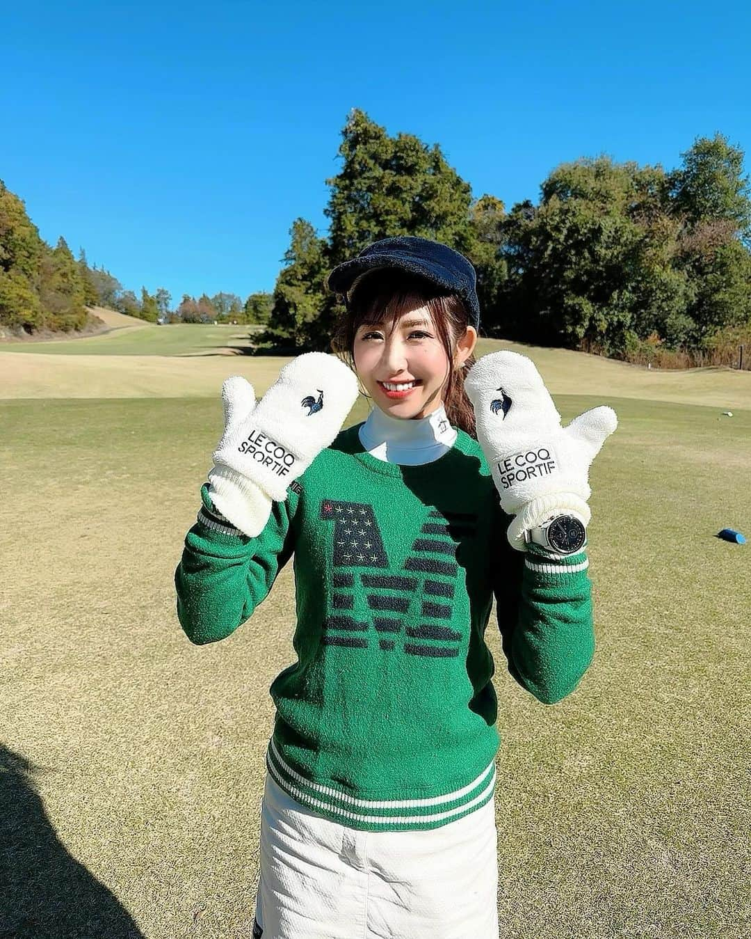 千代田唯さんのインスタグラム写真 - (千代田唯Instagram)「11月千代田カップ⛳️ by @smilegolf2018  ご参加くださった方々ありがとうございました💕  朝が寒かったので、今年初ミトンデビュー🧤 @lecoqsportifgolf_rijoume  緑のウェアが最近お気に入りです✨ @munsingwear_jp   あさひヶ丘カントリー倶楽部で開催しました！ 朝日が昇る前に到着したので、朝焼け練習ができました☺️動画みてね♡笑 景色が全コース美しいコース 私は最近ドライバーの調子があまり良くないのですが、皆様が優しくしてくださりとても楽しく思い出に残る1日になりました✨  今年最後！ラウンドイベントは 12/10(日)開催です✨ 是非ご参加お待ちしております😊🩷  #千代田カップ #スマイルゴルフ #マンシングウェア  #ゴルフウェア#ゴルフ女子#ゴルフコーデ #ゴルフ好きな人と繋がりたい#ゴルフ大好き#ゴルフ女子コーデ#ゴルフスタグラム#スイング動画#秋ゴルフ#golf」11月28日 20時57分 - chiyodayui0920