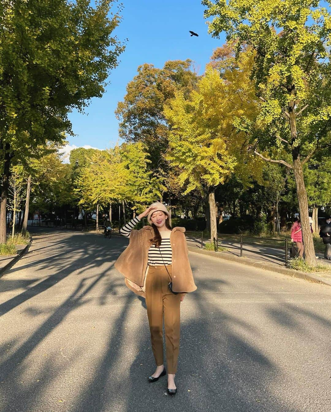 ___mikik___さんのインスタグラム写真 - (___mikik___Instagram)「. 紅葉を見に大阪城公園へ🍁🍂 少し早かったけど空気が気持ちよくて癒された💛 また来年も行こね🫶🏻 @911erika  ⠀ この日はクマみたいなcamelコーデでした🧸☁️ ⠀ outer、pants…#HYEON knit…#drawer hat…#celine shoes…#gianvittorossi  bag…#delvaux」11月28日 20時57分 - ___mikik___