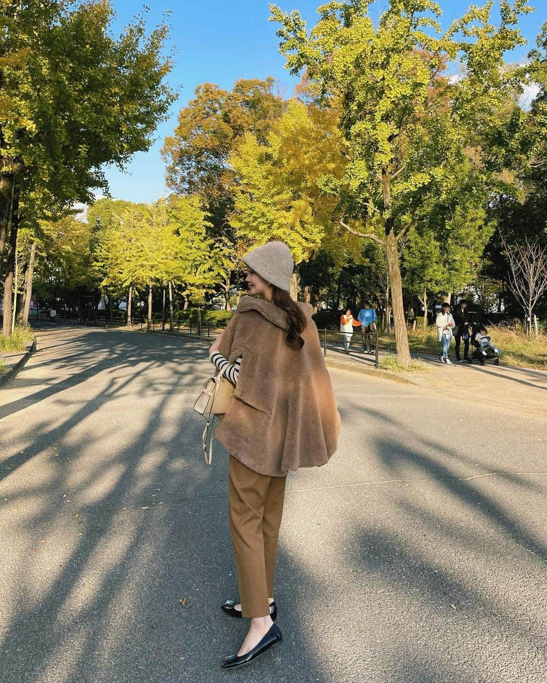 ___mikik___さんのインスタグラム写真 - (___mikik___Instagram)「. 紅葉を見に大阪城公園へ🍁🍂 少し早かったけど空気が気持ちよくて癒された💛 また来年も行こね🫶🏻 @911erika  ⠀ この日はクマみたいなcamelコーデでした🧸☁️ ⠀ outer、pants…#HYEON knit…#drawer hat…#celine shoes…#gianvittorossi  bag…#delvaux」11月28日 20時57分 - ___mikik___