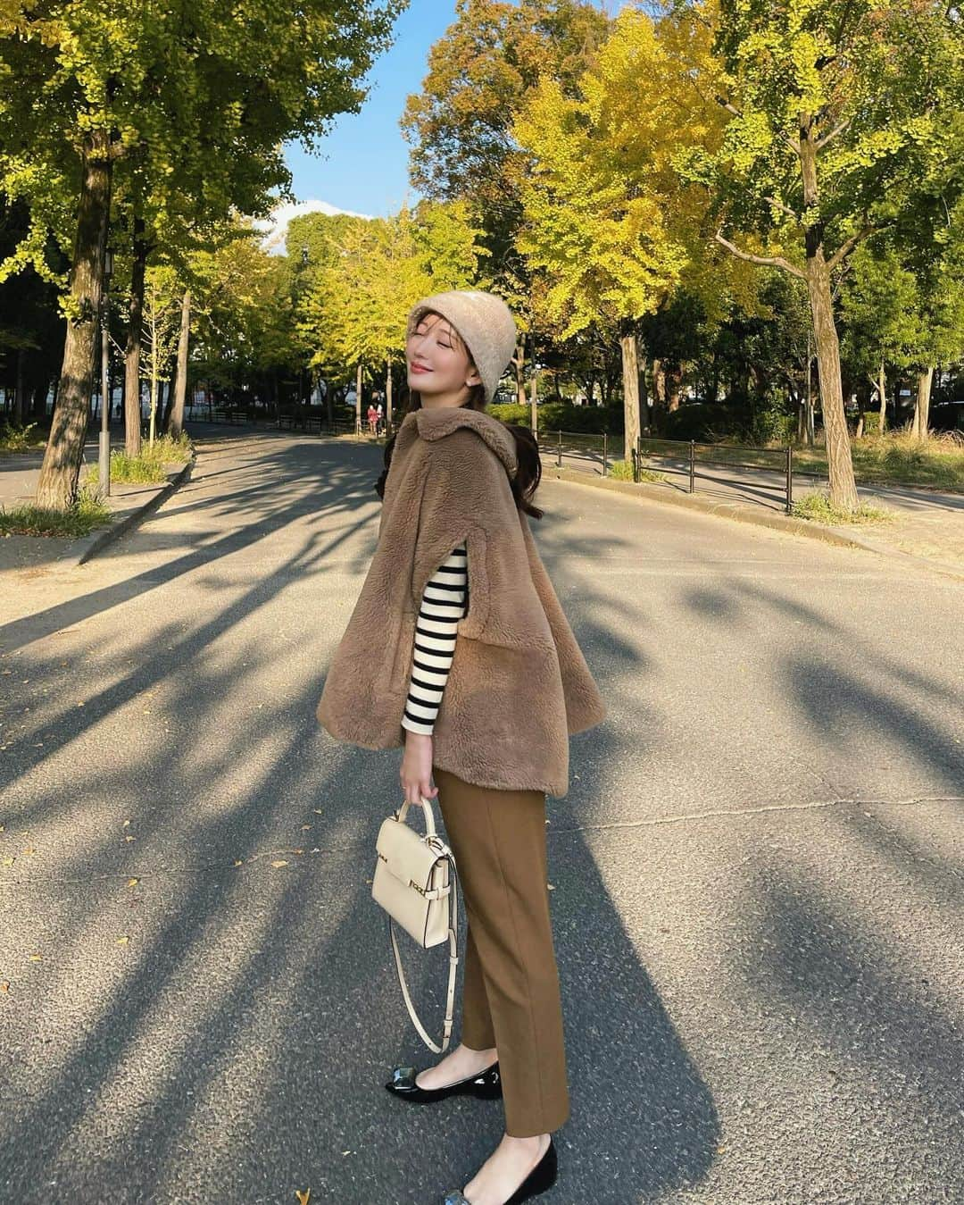 ___mikik___さんのインスタグラム写真 - (___mikik___Instagram)「. 紅葉を見に大阪城公園へ🍁🍂 少し早かったけど空気が気持ちよくて癒された💛 また来年も行こね🫶🏻 @911erika  ⠀ この日はクマみたいなcamelコーデでした🧸☁️ ⠀ outer、pants…#HYEON knit…#drawer hat…#celine shoes…#gianvittorossi  bag…#delvaux」11月28日 20時57分 - ___mikik___