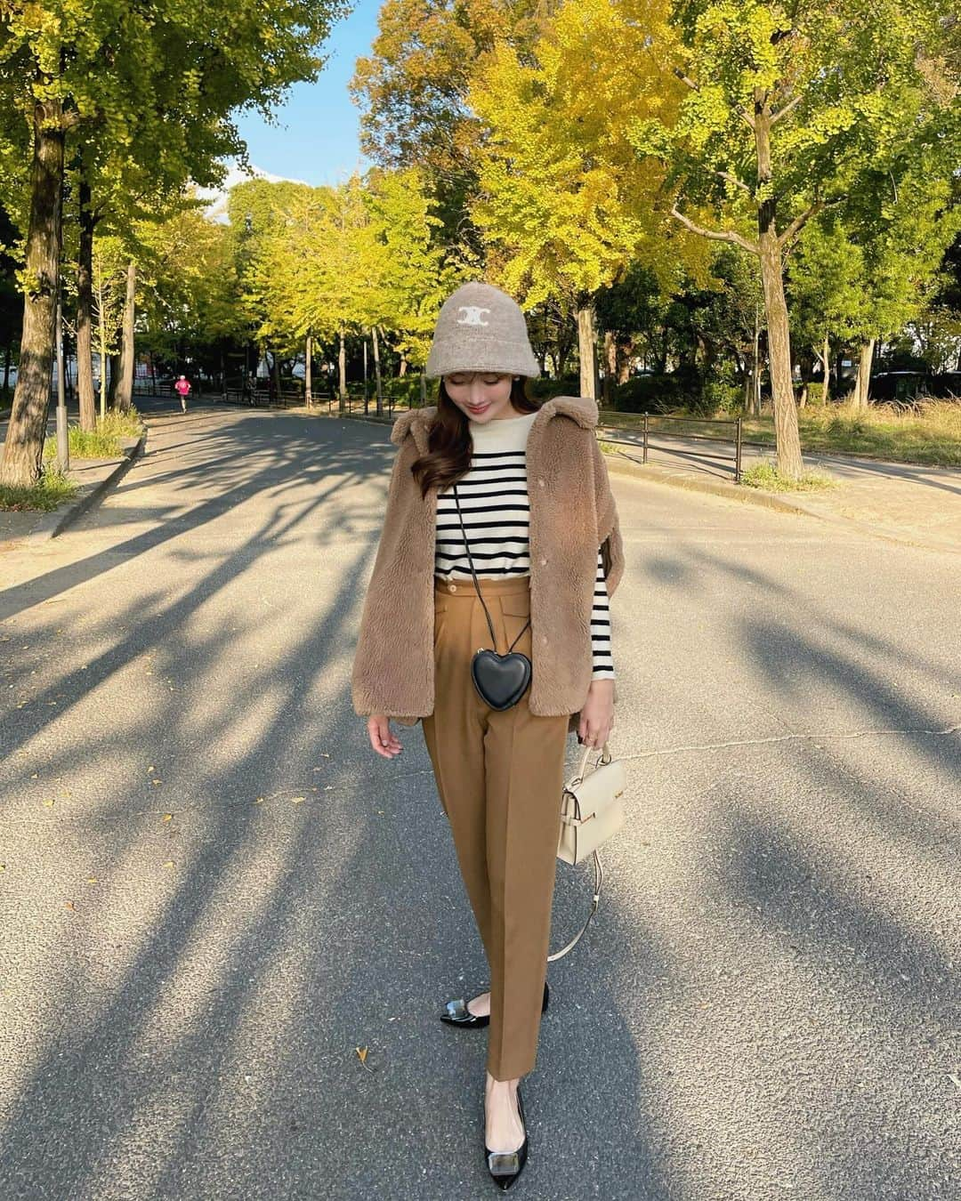 ___mikik___さんのインスタグラム写真 - (___mikik___Instagram)「. 紅葉を見に大阪城公園へ🍁🍂 少し早かったけど空気が気持ちよくて癒された💛 また来年も行こね🫶🏻 @911erika  ⠀ この日はクマみたいなcamelコーデでした🧸☁️ ⠀ outer、pants…#HYEON knit…#drawer hat…#celine shoes…#gianvittorossi  bag…#delvaux」11月28日 20時57分 - ___mikik___