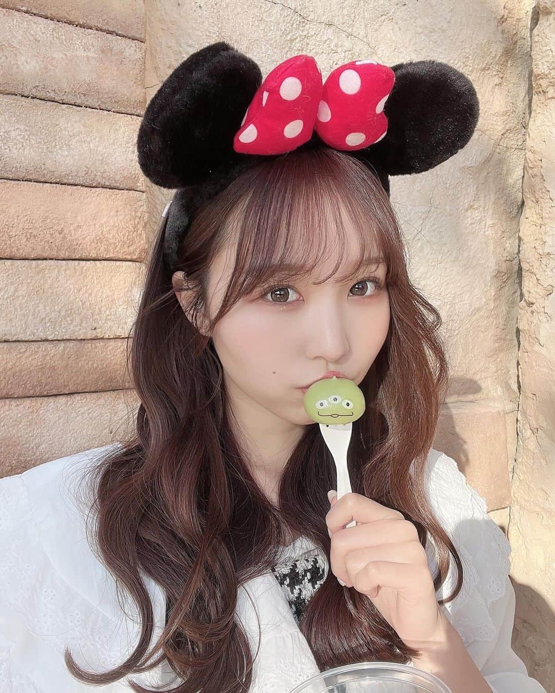 夏井さらのインスタグラム：「はむ♡.  リトルグリーンマン行ったら絶対食べる🫶🏻チョコが1番好き！♡  . . . #フレンチガーリー #フレンチガーリーコーデ #ディズニーシー #ディズニーコーデ #クリスマスディズニー」