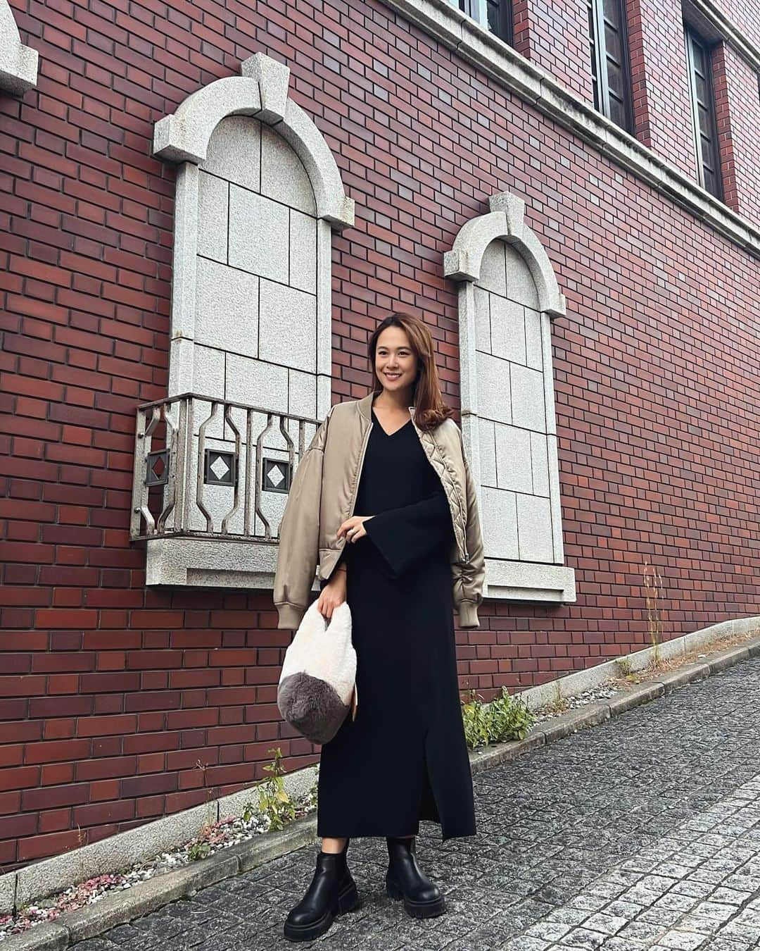 MAICOのインスタグラム：「#outfit . . お気に入りが詰まった、お休みの日コーデ🤗  Jacket... @gallardagalante  One piece... @amerivintage Bag... @cloudy.tokyo   #ガリャルダガランテ#gallardagalante #アメリヴィンテージ #amerivintage #クラウディ #ニットワンピース #ニットワンピ #MA1」