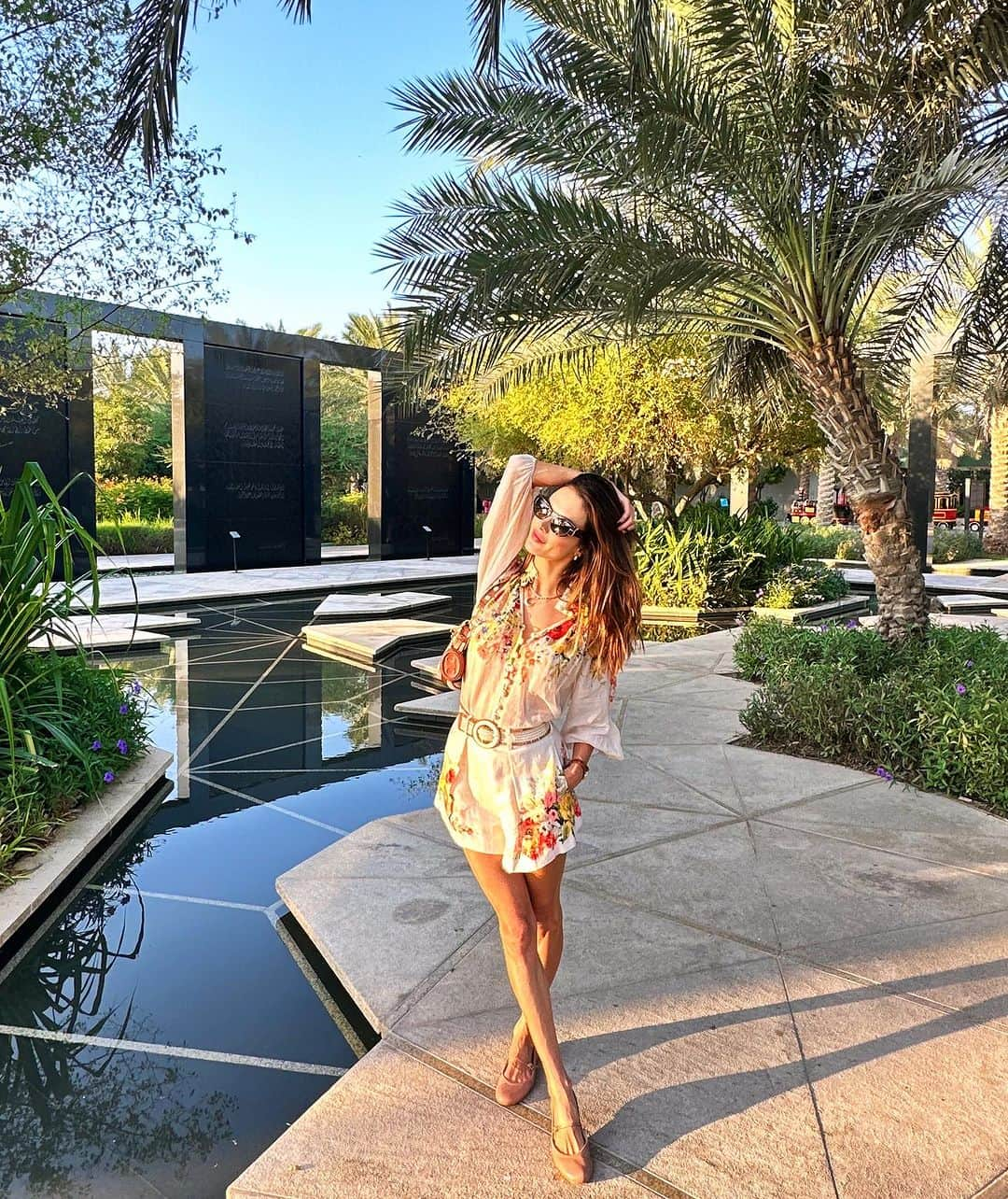 アレッサンドラ・アンブロジオさんのインスタグラム写真 - (アレッサンドラ・アンブロジオInstagram)「Exploring Abu Dhabi ☀️🌴🌍 #inabudhabi」11月28日 21時09分 - alessandraambrosio