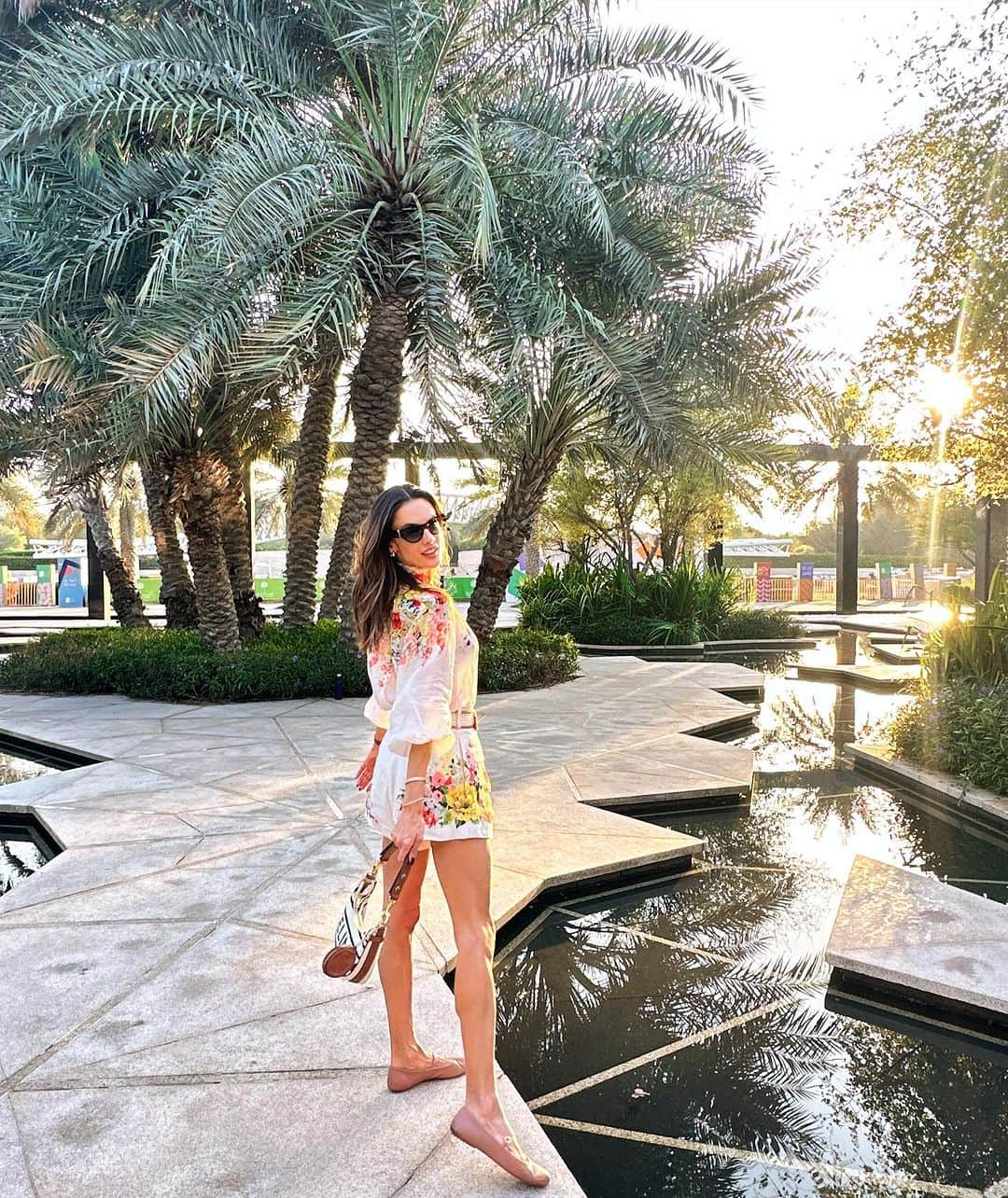 アレッサンドラ・アンブロジオさんのインスタグラム写真 - (アレッサンドラ・アンブロジオInstagram)「Exploring Abu Dhabi ☀️🌴🌍 #inabudhabi」11月28日 21時09分 - alessandraambrosio