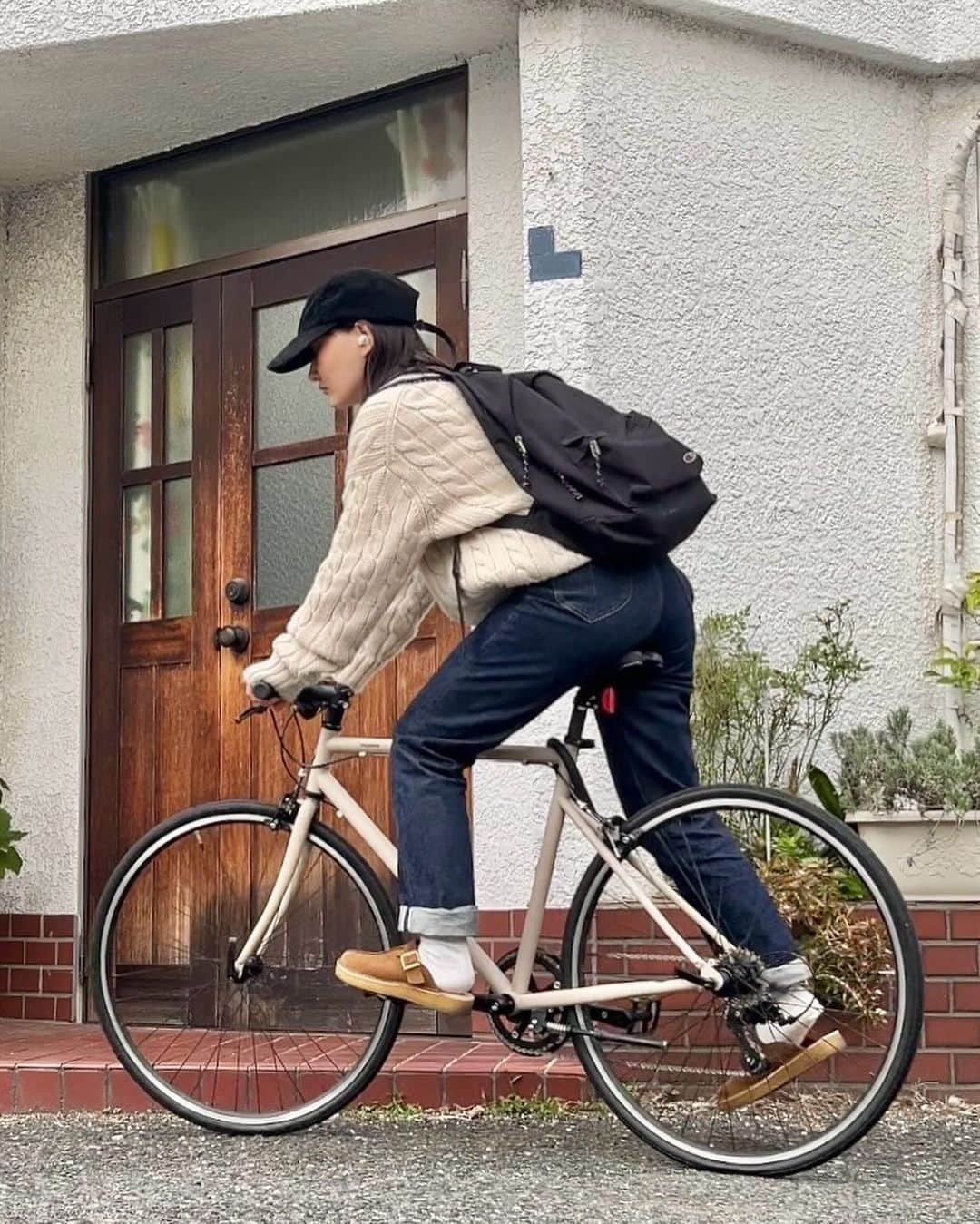 さいとうなるのインスタグラム：「🚲  アナトミカのマリリンに lenoのチルデンニット クラークスのサポサンダル🧺🍁  knit... leno pants... @anatomica_tokyo_nihonbashi  cap... @universal__products  bag... @champion_japan  shoes... @clarksoriginals  . . . #ootd#日々#シンプル#シンプルコーデ#メンズライク #秋コーデ#冬コーデ#サムオム#somomandco#サムオムアンドコー#シティーポップ#シティボーイ #シティポップ#ストリートシック#ストリートコーデ #ストリート#アウトドアファッション#popey#ポパイ#cityboy#citystyle#トラッドコーデ#fudge#ファッジ#cluel#クルーエル#チルデンニット#ニットコーデ#anatomica#clarksoriginals」