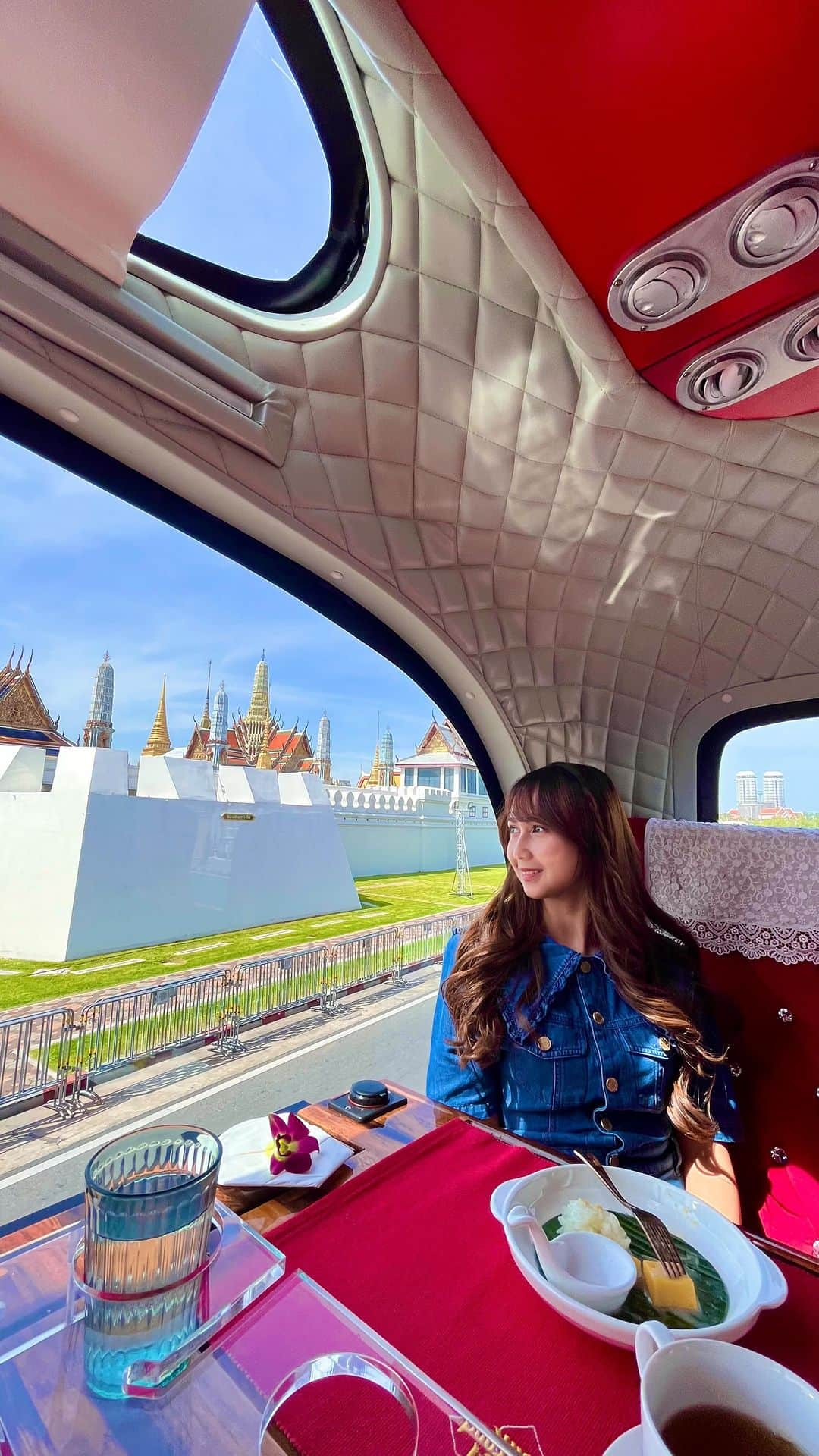 ステファニー・プリシラ・インダルト・プトゥリのインスタグラム：「Kalian bisa cari Thai Bus Food Tour di applikasi Traveloka!💕 Dengan kode kupon “ THAILANDHITS “  Jadi #DontWorryNoRugi ✨  Lunch (11.30 am -13.00 pm.) Sight Seeing (14.00-15.30 pm.) Dinner (17.30-19.00 pm.) Night Life ( 19.30-21.00 pm.)  Kalian bisa pilih: ✅ Menu Halal/NonHalal ✅ Menu Vegan ✅ Menu anak-anak  Location:  River City Bangkok Building No.23 room 163 Soi Charoen Krung 24, Talat Noi, Samphanthawong, Bangkok 10110, Thailand.  Monday&Tuesday Opens from 10:30 AM Wednesday~Sunday Opens from 10:00 AM  Bikin liburan kalian di Thailand makin #HITSABIS dengan Traveloka💙」