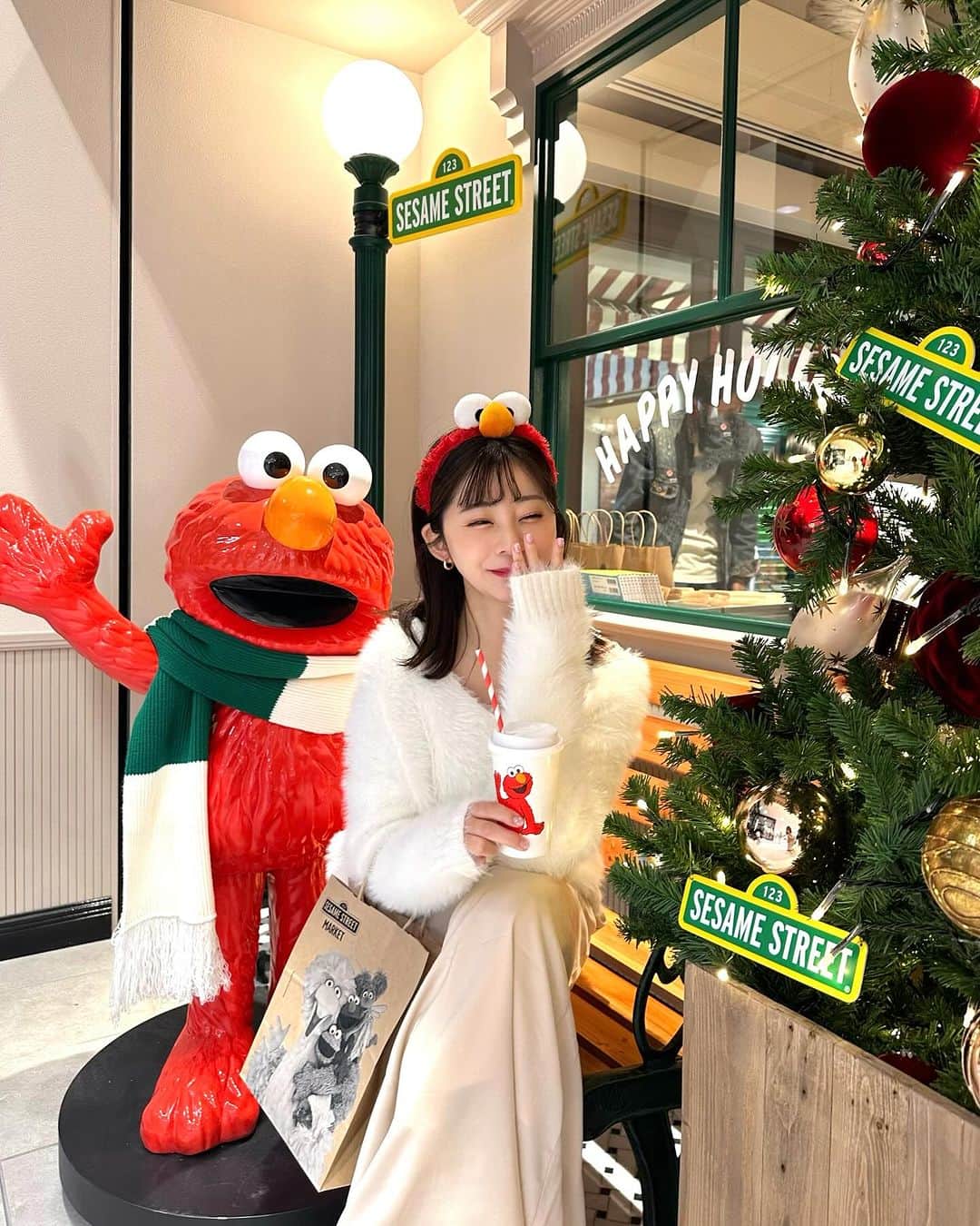 横田亜美さんのインスタグラム写真 - (横田亜美Instagram)「. 世界初🌍💥 . 池袋・サンシャインシティに、 「セサミストリート」オフィシャルストア 「セサミストリートマーケット」が11月30日オープン❣️ . ひと足早く潜入してきました✨✨ カチューシャは持参したよっ . 限定グッズがたくさんあるだけじゃなく、 セサミストリートのキャラクターがモチーフの スイーツや、ドリンクが食べられるカフェや ここでしか体験できない新感覚のワークショップも👀 . キャラクターにも会えて大興奮でした✨ . 体験型で内容盛りだくさんでした👏♩ 是非チェックしてみてね☑️❤️‍🔥 . . @sesamestreetmarket #PR #キャラウォーカー #キャラWalker #セサミストリート #セサミストリートマーケット #sesamestreet #サンシャインシティ #オープン #池袋 #池袋カフェ #池袋ランチ #池袋グルメ #池袋サンシャイン #池袋サンシャインシティ #エルモ」11月28日 21時02分 - amimi0218