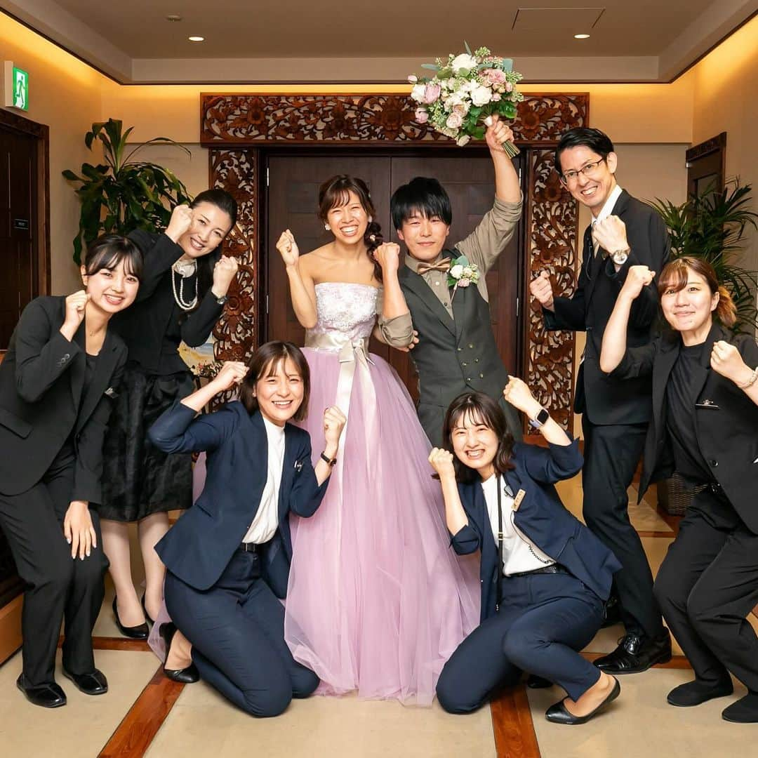 アルカンシエル南青山さんのインスタグラム写真 - (アルカンシエル南青山Instagram)「【Wedding Photo Wish Staff❁】 ・ アルカンシエル南青山にて結婚式を迎えられたお2人♡ ・ お2人の披露宴はとてもアットホームな雰囲気で笑顔の絶えない１日となりました！  お開き後には、担当プランナーと一緒に記念撮影をさせていただきました！ ・ この度はご結婚誠におめでとうございます♡ 撮影のご協力ありがとうございました！  . .................................. 南青山で🌱光×水×緑🌿 を感じられる結婚式場🕊✴︎ . 『感謝を、式のまんなかに。』をテーマに 自然体で感謝が伝わる結婚式の事例を紹介💛 . 👇🏻をタップ🌈👣 @arcenciel.minamiaoyama ......................................  #スタッフ写真  #ピンクドレス #披露宴レポ  #披露宴レポート  #ウエディングレポート #ウエディングレポ #アルカンシエル #アルカンシエル南青山 #アルカン花嫁 #東京花嫁 #東京プレ花嫁 #東京ウェディング #東京結婚式 #表参道花嫁 #表参道プレ花嫁 #表参道ウェディング #表参道結婚式 #ナチュラルウェディング #日本中のプレ花嫁さんと繋がりたい #感謝を式のまんなかに #2023冬婚 #2024春婚 #2024夏婚 #2024秋婚」11月28日 21時02分 - arcenciel.minamiaoyama