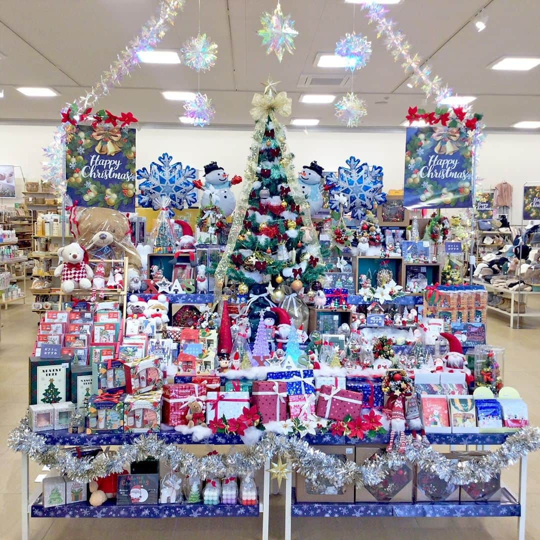 シャンブルオフィシャルのインスタグラム：「⛄️🎄クリスマス売場コンテスト開催！🎄⛄️️  全国のシャンブル店舗で クリスマスの雑貨やギフトをたくさん集めたコーナーを 展開中🎶  その中から、よりすぐりの10店舗をご紹介します。 お気に入りの売場に「いいね！」を押して応援してください✨ 「いいね！」数が多かった3店舗を、12月上旬頃ストーリーズで発表します❗️  【エントリーNo.2　茂原店】 －－－ 👇店長からのコメント テーマは「楽しい楽しいクリスマス」🎶 家族友人とワイワイ楽しいクリスマスをイメージしています✨ －－－  お近くのシャンブルのクリスマス売場も ぜひチェックしてみてくださいね✨  #シャンブル #chambre #シャンブル購入品 #クリスマス #christmas #クリスマス雑貨 #クリスマスグッズ #クリスマスリース #ギフト #クリスマスギフト #冬 #雑貨 #雑貨屋 #雑貨屋さん #売場 #売場作り #店頭ディスプレイ #売場演出 #千葉県 #茂原市 #千葉県茂原市」