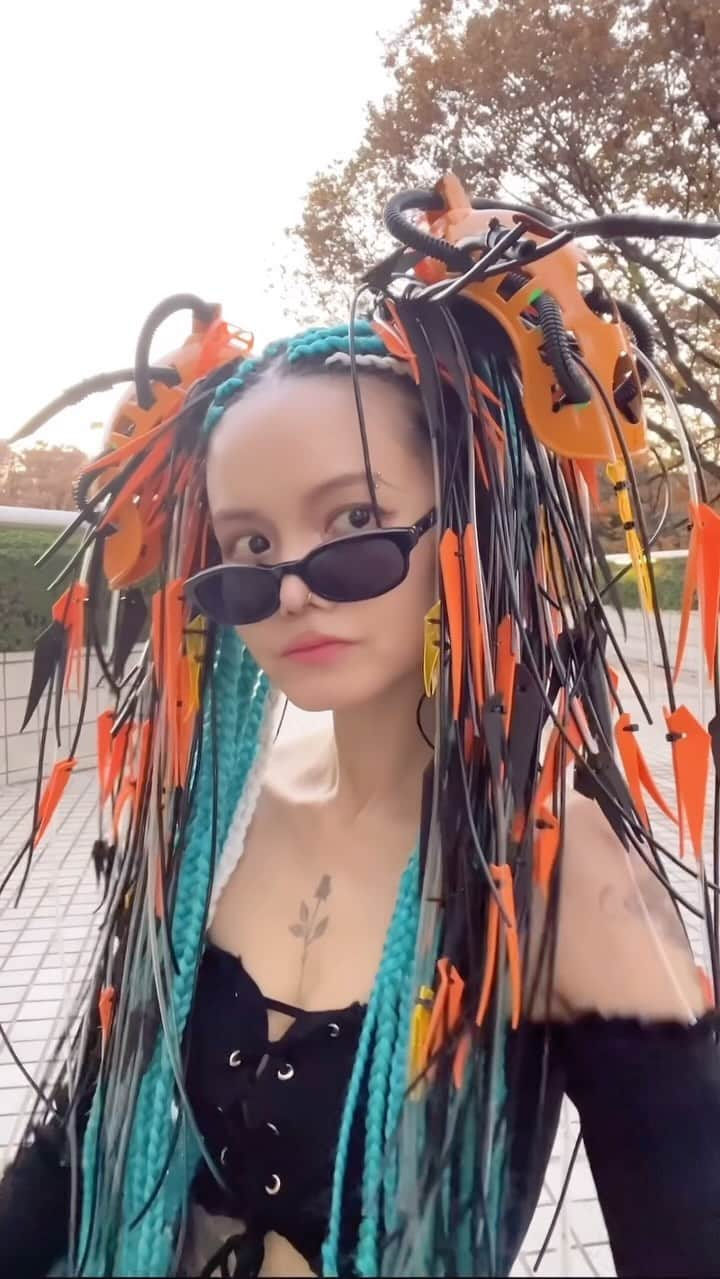 ナカオエリコのインスタグラム：「🎮🧡⛓️🪽  #アンドロイドギャル #cyberpunk #braids #cornrows #ブレイズ #コーンロウ」