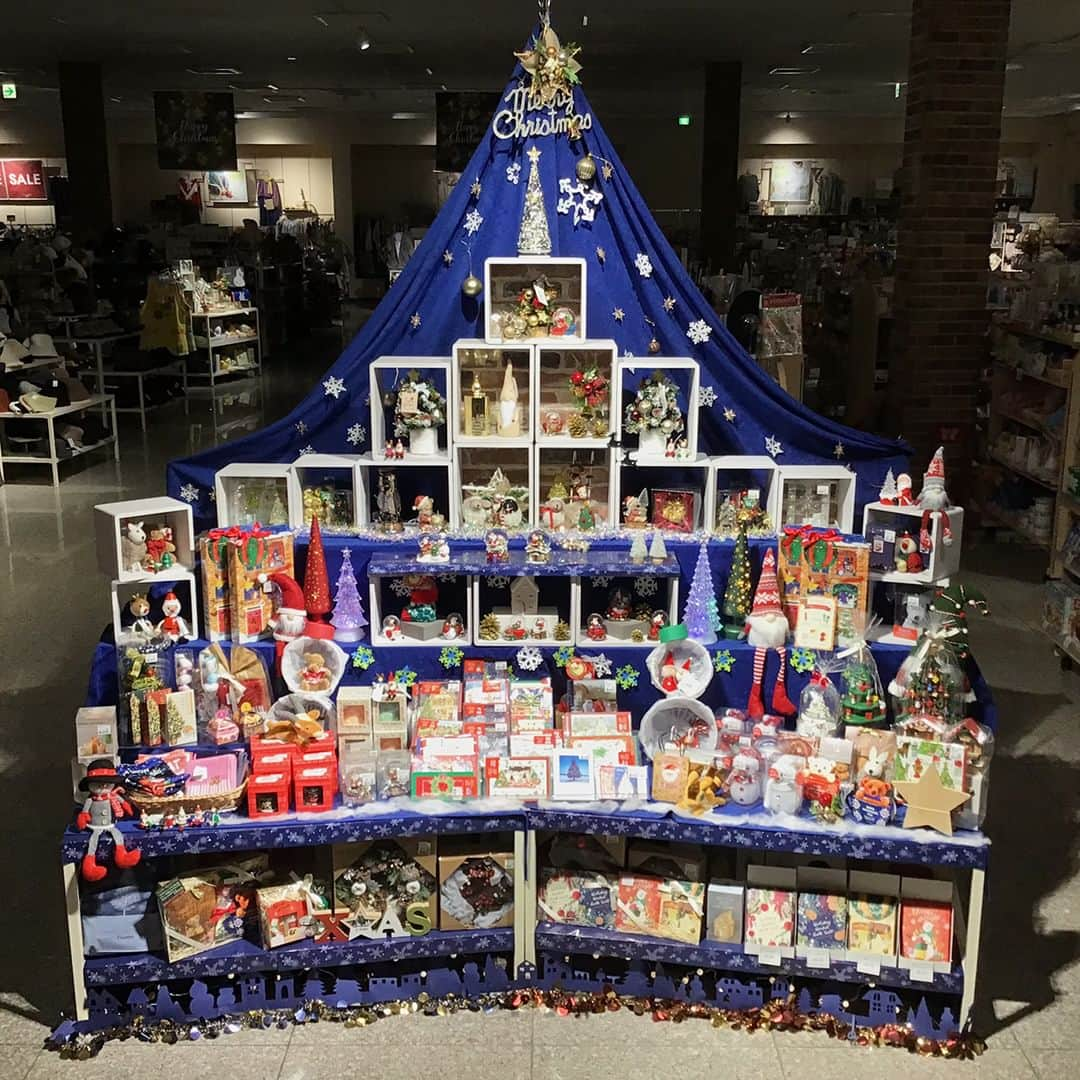 シャンブルオフィシャルのインスタグラム：「⛄️🎄クリスマス売場コンテスト開催！🎄⛄️️  全国のシャンブル店舗で クリスマスの雑貨やギフトをたくさん集めたコーナーを 展開中🎶  その中から、よりすぐりの10店舗をご紹介します。 お気に入りの売場に「いいね！」を押して応援してください✨ 「いいね！」数が多かった3店舗を、12月上旬頃ストーリーズで発表します❗️  【エントリーNo.4　城東高田店】 －－－ 👇店長からのコメント 「オトナシックなクリスマス」をコンセプトに、心トキメクアイテムで聖夜を作りました。 みんな違ってみんなイイ、それぞれのクリスマスを。 足元の街並もポイントです✨ －－－  お近くのシャンブルのクリスマス売場も ぜひチェックしてみてくださいね✨  #シャンブル #chambre #シャンブル購入品 #クリスマス #christmas #クリスマス雑貨 #クリスマスグッズ #クリスマスリース #ギフト #クリスマスギフト #冬 #雑貨 #雑貨屋 #雑貨屋さん #売場 #売場作り #店頭ディスプレイ #売場演出 #青森県 #弘前市 #青森県弘前市」