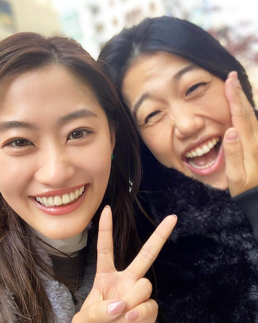 高柳愛実のインスタグラム：「🥰🥰🥰 いつもわりと静かな喫茶店の片隅で、くくくくくくくくくくくっと声をおしころして泣き笑っている気がします。 夏子さんとのさくっとカフェです☕️🥰」