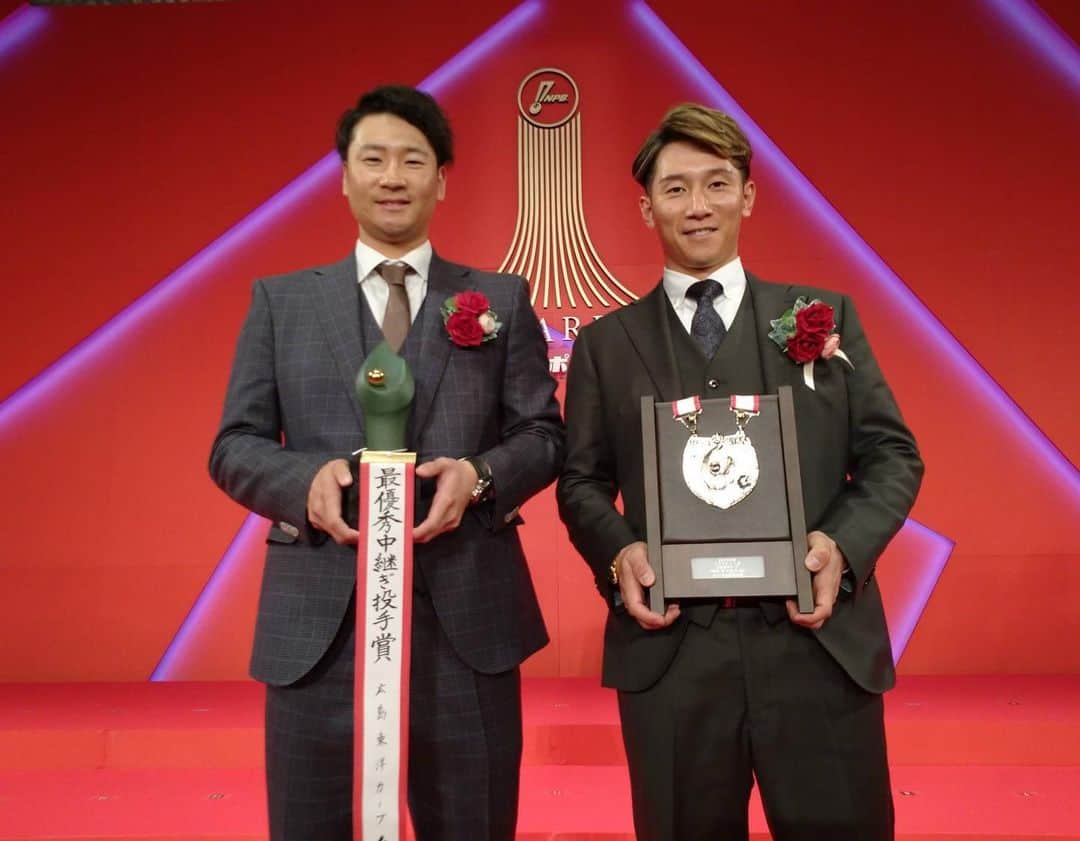 広島東洋カープさんのインスタグラム写真 - (広島東洋カープInstagram)「最優秀中継ぎ投手の初のタイトル獲得となった島内と！  こちらも自身初となるベスト9に選ばれた龍馬⤴︎！  チームを支える裏方さんからも田村マネージャーが表彰を受けました笑笑  #carp #カープ #広島東洋カープ #広島 #西川龍馬 #島内颯太郎」11月28日 21時04分 - carp_official_