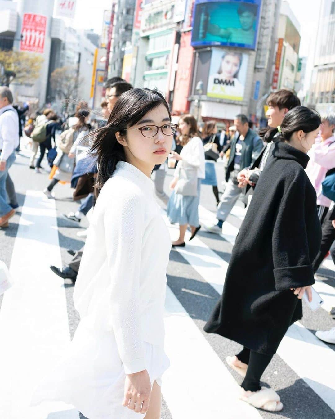 GENIC 公式インスタグラムさんのインスタグラム写真 - (GENIC 公式インスタグラムInstagram)「・ ＼11/28より開催／ フェティッシュ（偏愛）だけどイノセント（純真）な作風で、制服やコンプレックスを魅力的に撮影する写真家・青山裕企 @yukiao.jp が2018年から撮影を続ける、極私的ポートレート作品「少女礼讃」の集大成となる写真展「少女礼讃 everything.」- 極私的ポートレート集大成 - が、渋谷ヒカリエで開催。 本人からのメッセージとともに、写真展の情報を紹介します。 同時期開催中の写真展とあわせて、ぜひ足をお運びください。  -----------by 青山裕企 写真家・青山裕企は、「ソラリーマン」「スクールガール・コンプレックス」に続く第三の作品として、素性のわからないひとりの少女を、圧倒的な量と質で、謎めいた関係性において撮影し続けている作品「少女礼讃（しょうじょらいさん）」を、2018年より撮影し続けています。 極めて私的なポートレート写真である「少女礼讃」の今までに制作された作品と（私家版を含めて100冊以上の）写真集を、未公開の新作も含めて一挙に展示いたします。 会場では、全1,300ページにわたる少女礼讃の集大成となる写真集『少女礼讃 everything.』も販売いたします（部数限定）。  同時期開催の写真展「少女礼讃 naked.」（代官山AL）、「少女礼讃 library.」（早稲田ユカイハンズ・ギャラリー）と、ぜひあわせてご覧ください。  “なぜ、ひとりの少女をどこまでも撮り続けているのか？” ぜひ、会場にて作品を見ながら答えを探してください。 ----------------------  ＜青山裕企写真展「少女礼讃 everything.」 - 極私的ポートレート集大成 -＞  開催日時：2023年11月28日（火）～12月5日（火） 11:00～20:00  会場：8/CUBE（渋谷ヒカリエ8F） @hikarie8 「表参道駅」B2出口から徒歩で1分  ＝＝＝同時期開催＝＝＝ ＜青山裕企 写真展「少女礼讃 naked.」＞  開催日時：2023年11月23日（木・祝）～12月5日（火） 12:00～20:00 会場：AL @al_tokyo 「代官山駅」から徒歩で約7分  ＜青山裕企 写真展「少女礼讃 library.」＞  開催日時：2023年11月23日（木・祝）～12月5日（火） 13:00～19:00 休廊日：月・火・水 会場：ユカイハンズ・ギャラリー  「江戸川橋駅」から徒歩で約9分」11月28日 21時04分 - genic_mag