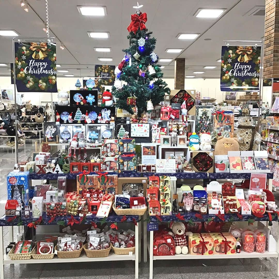 シャンブルオフィシャルのインスタグラム：「⛄️🎄クリスマス売場コンテスト開催！🎄⛄️️  全国のシャンブル店舗で クリスマスの雑貨やギフトをたくさん集めたコーナーを 展開中🎶  その中から、よりすぐりの10店舗をご紹介します。 お気に入りの売場に「いいね！」を押して応援してください✨ 「いいね！」数が多かった3店舗を、12月上旬頃ストーリーズで発表します❗️  【エントリーNo.5　福沢店】 －－－ 👇店長からのコメント テーマは「おしゃれで可愛いクリスマス。」 新しいクリスマスグッズをプラスして、大切な人と心温まる時間を過ごしませんか❓ －－－  お近くのシャンブルのクリスマス売場も ぜひチェックしてみてくださいね✨  #シャンブル #chambre #シャンブル購入品 #クリスマス #christmas #クリスマス雑貨 #クリスマスグッズ #クリスマスリース #ギフト #クリスマスギフト #冬 #雑貨 #雑貨屋 #雑貨屋さん #売場 #売場作り #店頭ディスプレイ #売場演出 #群馬県 #太田市 #群馬県太田市」