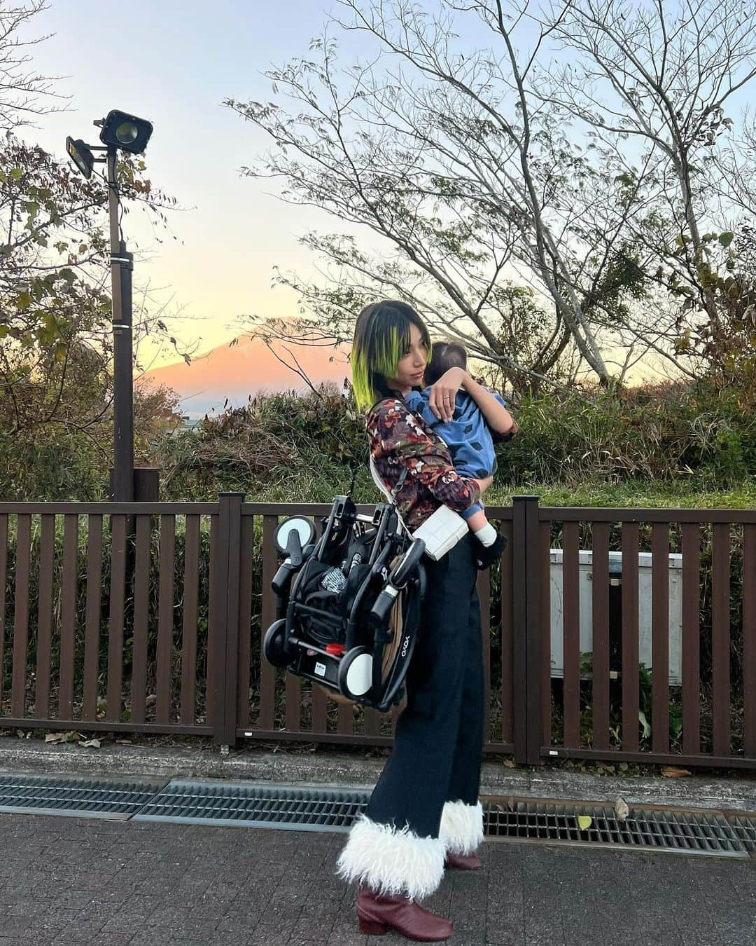 古賀あかねさんのインスタグラム写真 - (古賀あかねInstagram)「👶🏽がサイズがでかいから ゆったりおっきめなベビーカーを 選んだから車とかタクシーにつむとき 大変だったんだけど、、  ほぼ毎日車移動で毎日ベビーカー だからもっとコンパクトな セカンドベビーカーを探してて 見つけた @babyzenjapan の YOYOがコンパクトで軽い！！ とにかく小さくなる🥹👏🏽  2枚目の動画みて！！！  来月は飛行機移動もあるから 機内持ち込み出来るのも助かる😭  冬仕様であったかくて安心だし モコモコかわいい🫰🏽💓  #yoyo_pr #stokkeyoyo #ベビーカー #コンパクトベビーカー #A型ベビーカー #セカンドベビーカー」11月28日 21時06分 - iam.akanetan