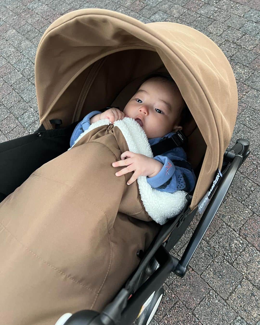 古賀あかねさんのインスタグラム写真 - (古賀あかねInstagram)「👶🏽がサイズがでかいから ゆったりおっきめなベビーカーを 選んだから車とかタクシーにつむとき 大変だったんだけど、、  ほぼ毎日車移動で毎日ベビーカー だからもっとコンパクトな セカンドベビーカーを探してて 見つけた @babyzenjapan の YOYOがコンパクトで軽い！！ とにかく小さくなる🥹👏🏽  2枚目の動画みて！！！  来月は飛行機移動もあるから 機内持ち込み出来るのも助かる😭  冬仕様であったかくて安心だし モコモコかわいい🫰🏽💓  #yoyo_pr #stokkeyoyo #ベビーカー #コンパクトベビーカー #A型ベビーカー #セカンドベビーカー」11月28日 21時06分 - iam.akanetan