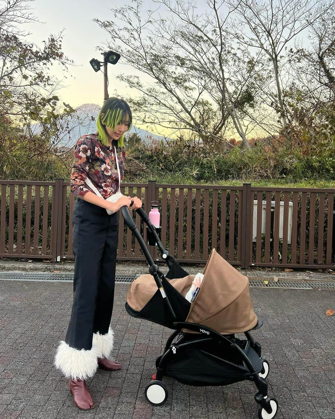 古賀あかねさんのインスタグラム写真 - (古賀あかねInstagram)「👶🏽がサイズがでかいから ゆったりおっきめなベビーカーを 選んだから車とかタクシーにつむとき 大変だったんだけど、、  ほぼ毎日車移動で毎日ベビーカー だからもっとコンパクトな セカンドベビーカーを探してて 見つけた @babyzenjapan の YOYOがコンパクトで軽い！！ とにかく小さくなる🥹👏🏽  2枚目の動画みて！！！  来月は飛行機移動もあるから 機内持ち込み出来るのも助かる😭  冬仕様であったかくて安心だし モコモコかわいい🫰🏽💓  #yoyo_pr #stokkeyoyo #ベビーカー #コンパクトベビーカー #A型ベビーカー #セカンドベビーカー」11月28日 21時06分 - iam.akanetan