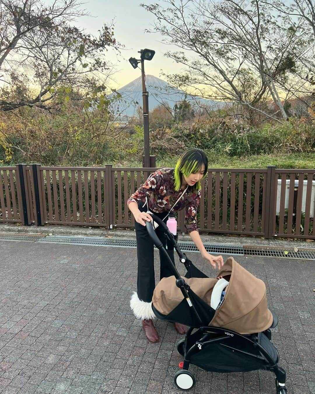 古賀あかねさんのインスタグラム写真 - (古賀あかねInstagram)「👶🏽がサイズがでかいから ゆったりおっきめなベビーカーを 選んだから車とかタクシーにつむとき 大変だったんだけど、、  ほぼ毎日車移動で毎日ベビーカー だからもっとコンパクトな セカンドベビーカーを探してて 見つけた @babyzenjapan の YOYOがコンパクトで軽い！！ とにかく小さくなる🥹👏🏽  2枚目の動画みて！！！  来月は飛行機移動もあるから 機内持ち込み出来るのも助かる😭  冬仕様であったかくて安心だし モコモコかわいい🫰🏽💓  #yoyo_pr #stokkeyoyo #ベビーカー #コンパクトベビーカー #A型ベビーカー #セカンドベビーカー」11月28日 21時06分 - iam.akanetan