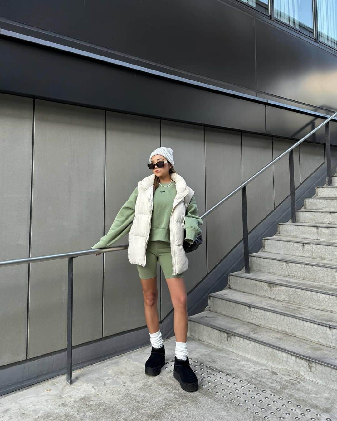 NANCYさんのインスタグラム写真 - (NANCYInstagram)「NIKEのセットアップ風コーデ🐸🤍  これ正式なセットアップじゃないんだけど、色味がピッタリだったから上下で着てみた🥰  ダウンベストは去年のGUのなんだけど、今年のと少し色味が違う気がする🤔  アイテムの値段は最後に載せてるよ✨  #ootd#nike#nikeoutfit#ナイキ#セットアップ#ナイキコーデ#海外ファッション#UGG#uggboots#UGGブーツ#ムートンブーツ#guコーデ」11月28日 21時07分 - amemiii_320
