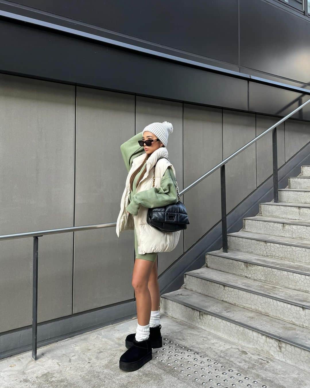 NANCYさんのインスタグラム写真 - (NANCYInstagram)「NIKEのセットアップ風コーデ🐸🤍  これ正式なセットアップじゃないんだけど、色味がピッタリだったから上下で着てみた🥰  ダウンベストは去年のGUのなんだけど、今年のと少し色味が違う気がする🤔  アイテムの値段は最後に載せてるよ✨  #ootd#nike#nikeoutfit#ナイキ#セットアップ#ナイキコーデ#海外ファッション#UGG#uggboots#UGGブーツ#ムートンブーツ#guコーデ」11月28日 21時07分 - amemiii_320
