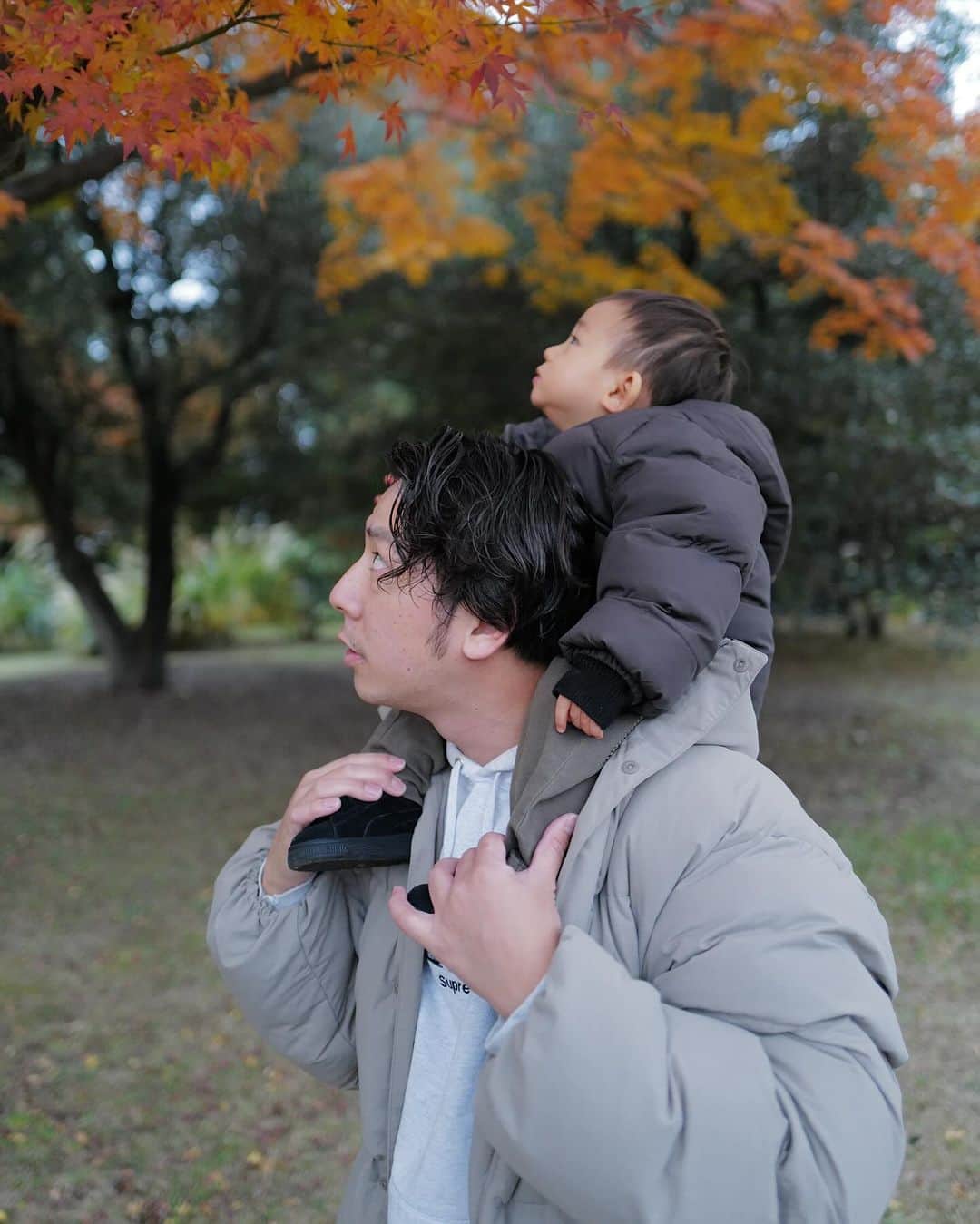 徳永 美乃里さんのインスタグラム写真 - (徳永 美乃里Instagram)「紅葉見に行ってきた🍁♡ 予定色々変更して、初めましての昭和記念公園へっ🚘  めちゃくちゃ寒かったけど日本庭園もほんと綺麗で感動した🥹✨  写真はセルフタイマーで頑張りました！笑 紅葉バッグにいい写真難しかった🤣」11月28日 21時07分 - tokunaga_minori